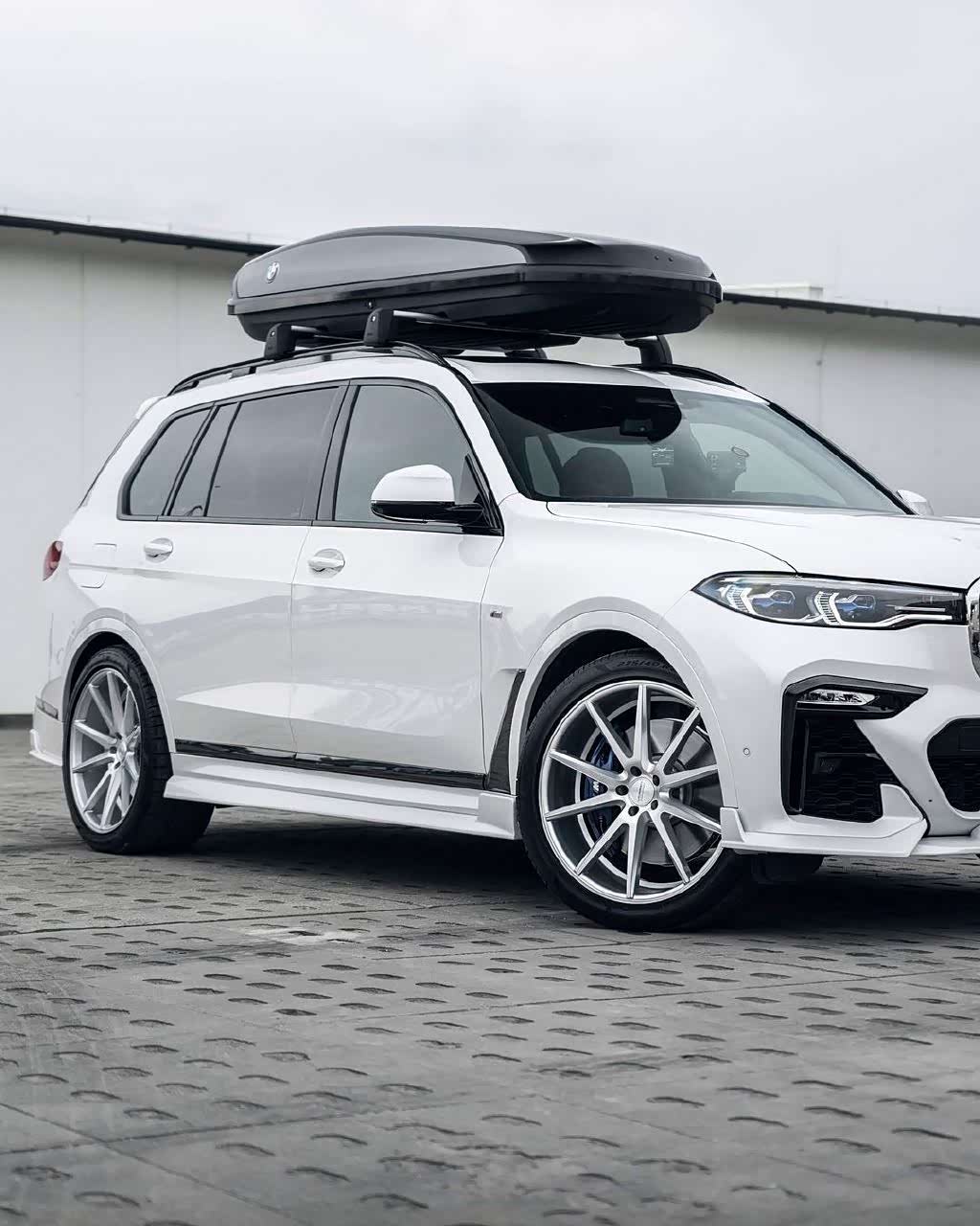 简洁硬朗的设计 很有大气的运动感 宝马x7 xdrive 40d实车