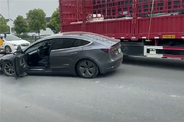 又有特斯拉撞了，这次是Model 3，车头部分撞毁，安全气囊没出来_车家号_发现车生活_汽车之家