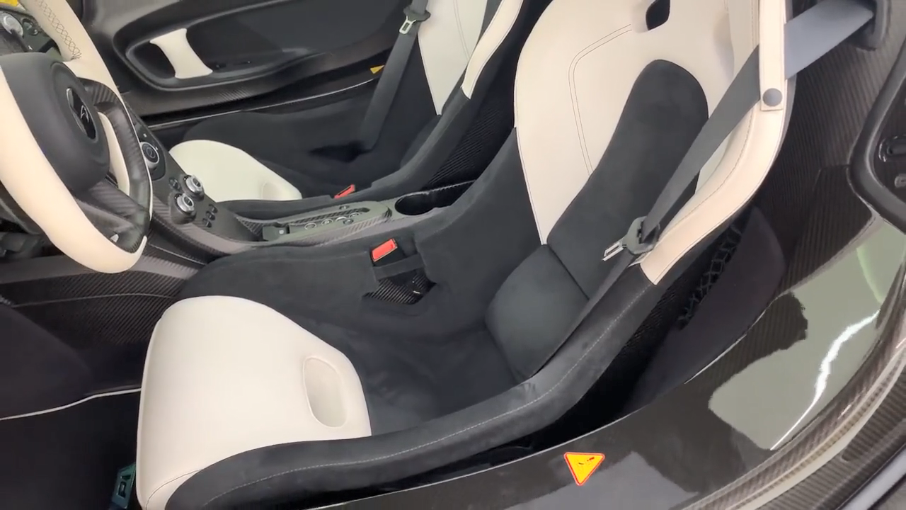 豪华运动的迈凯伦 p1车内配备的运动座椅!