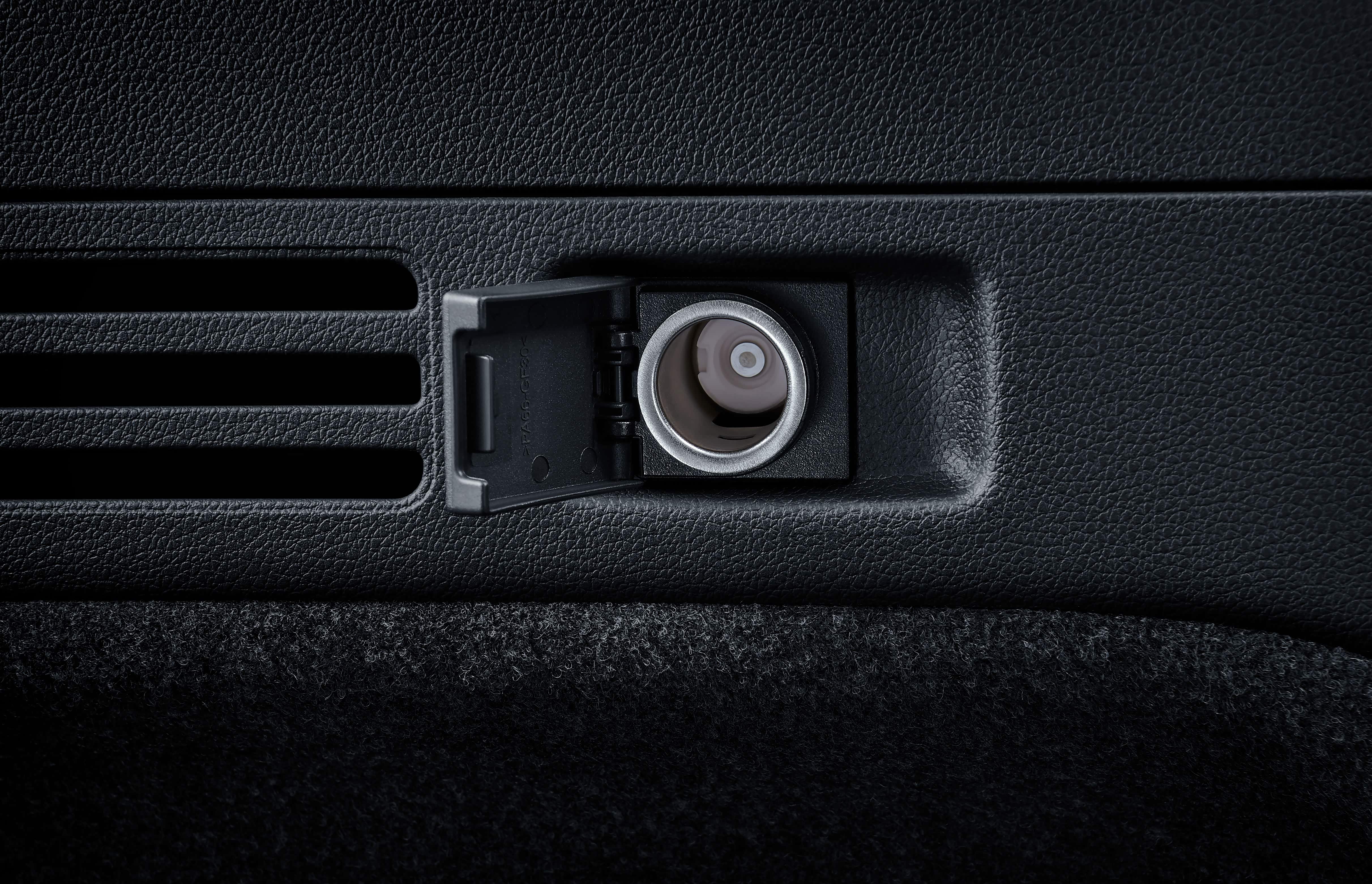 位于后备箱的12v充电口