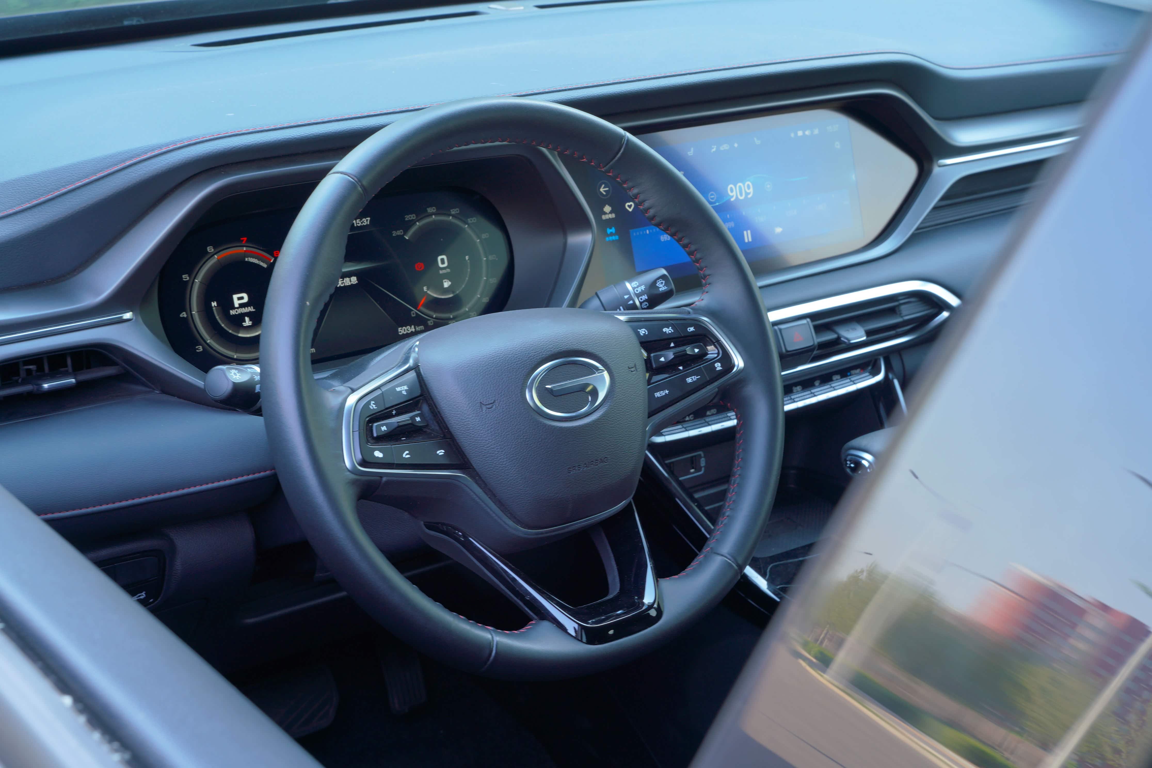 内饰布局方面,第二代传祺gs4采用"x"主题元素,线条梳理上显得干脆利落