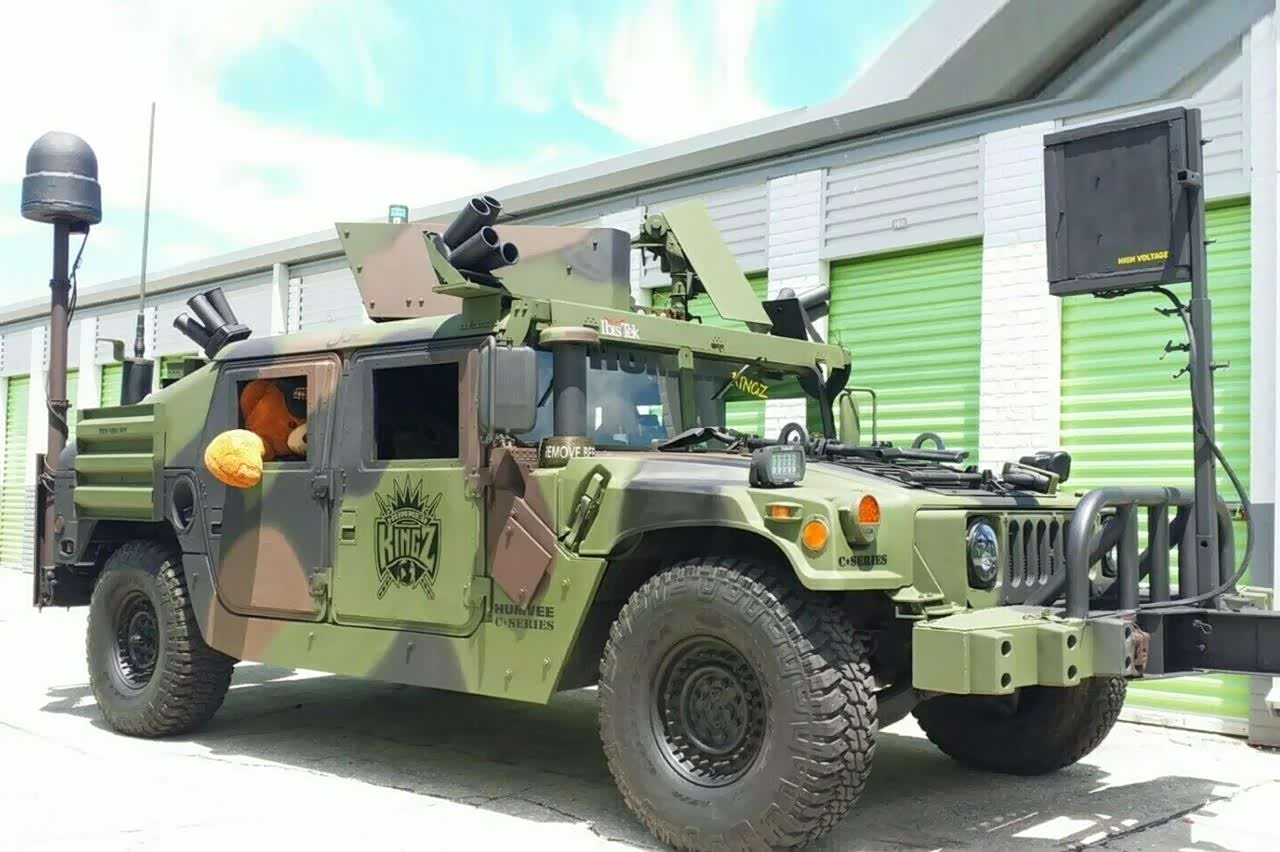 车顶配备m2机枪模型完全合法的1993年军用悍马h1