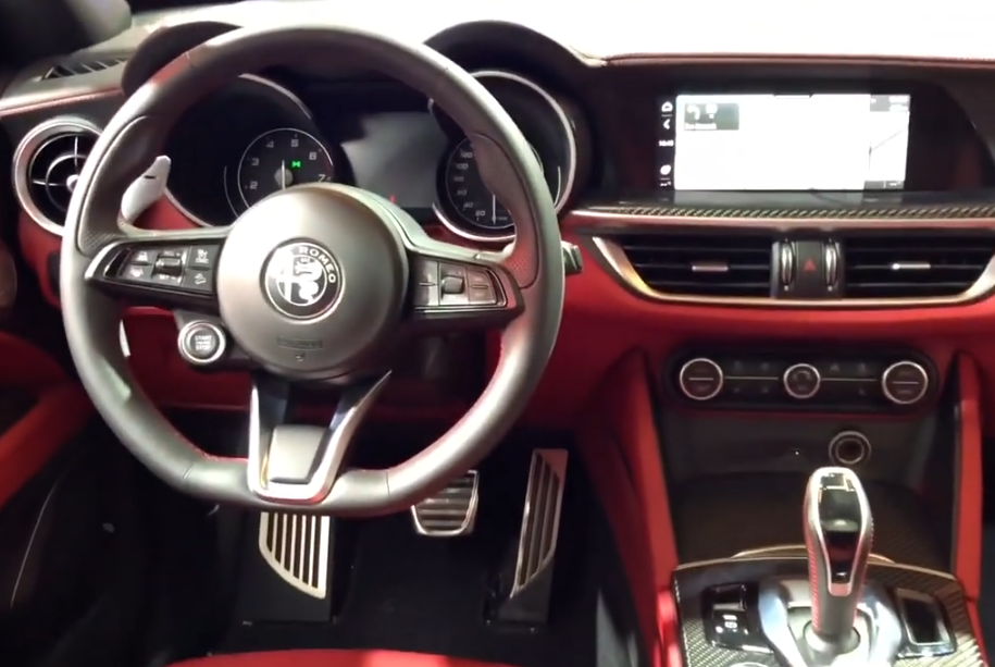 内饰车展实拍,阿尔法·罗密欧 stelvio q4 carbon metallic