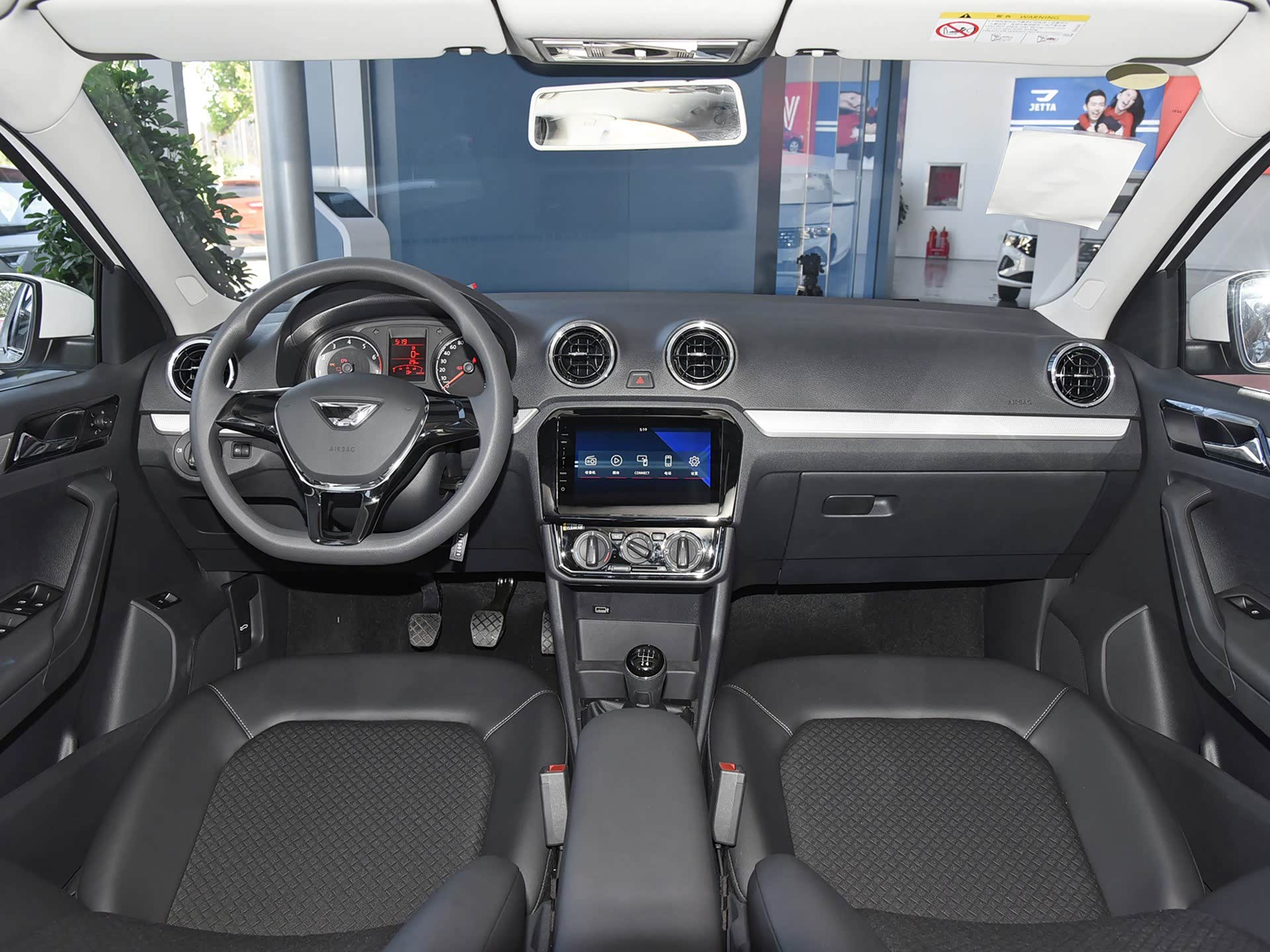 捷达va3的内饰风格依旧借鉴并且保留了大众家族式的设计,采用了大面积