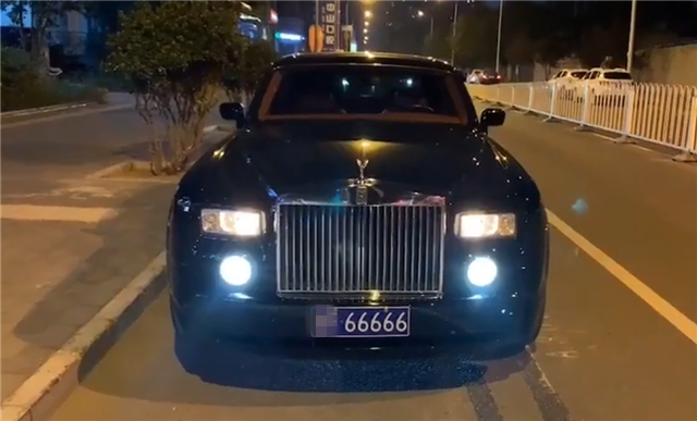 北京夜拍04款劳斯莱斯 幻影,马力460匹,配v12引擎,挂66666车牌