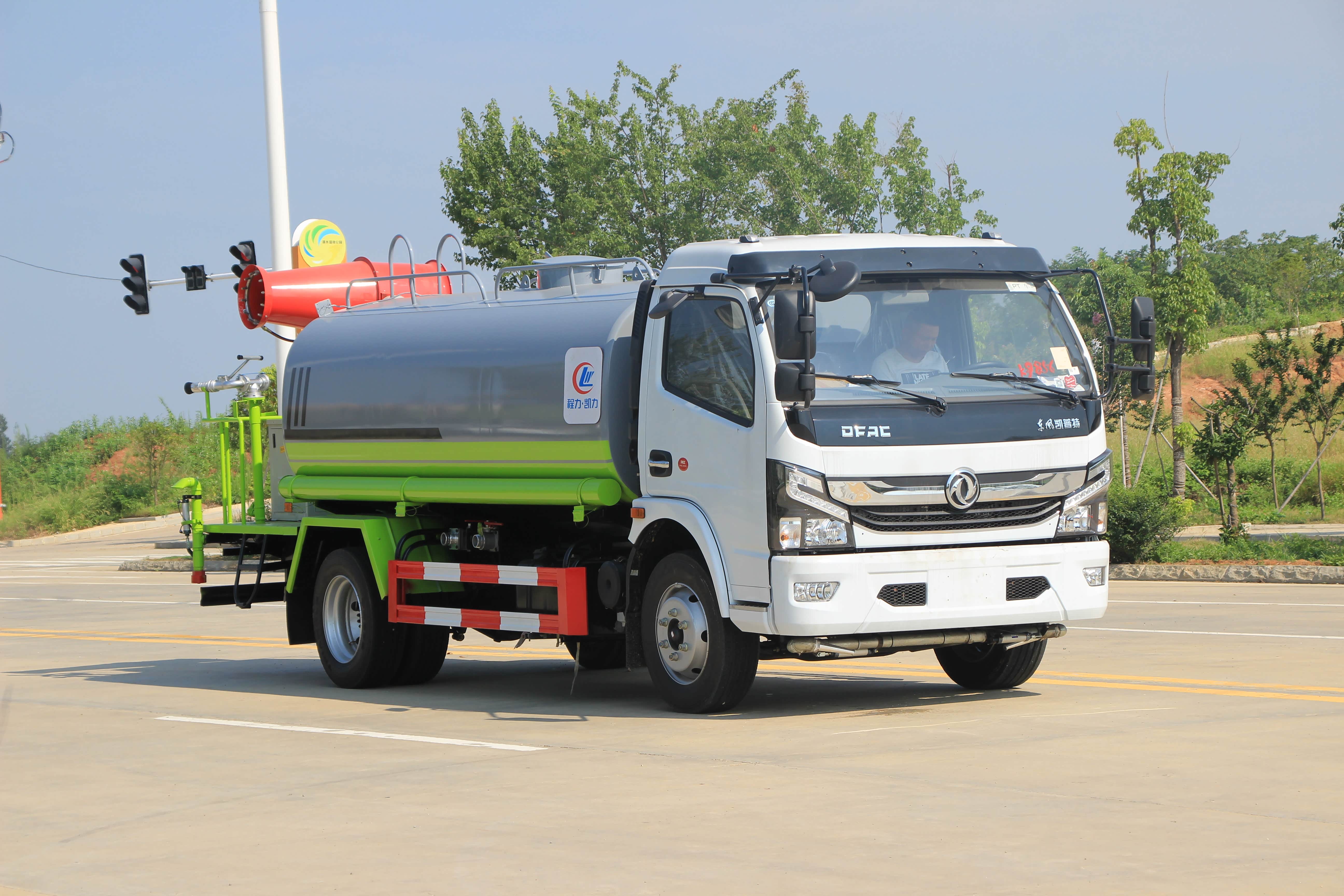 国6东风8吨洒水车长什么样子?