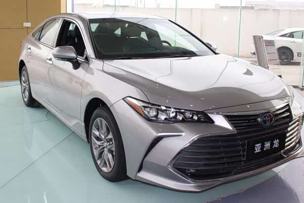 2021款丰田亚洲龙到店, 流光银配色很大气,2.5l 8at配自动驻车