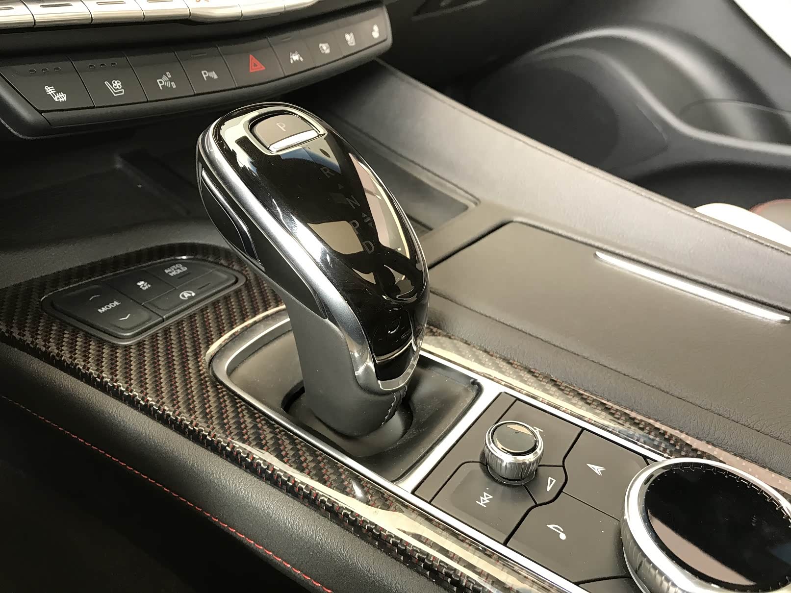 10at的电子档杆,看着眼熟吗?像不像宝马的"大鸡腿"?