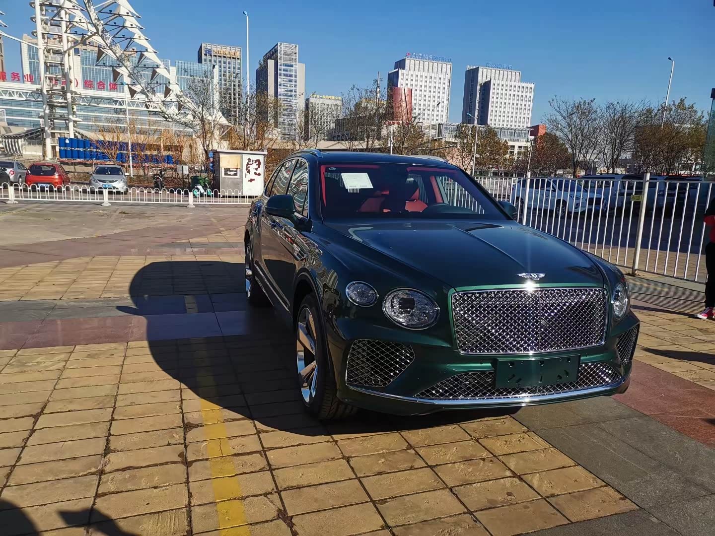 21款宾利添越翡翠绿外观 图集欣赏