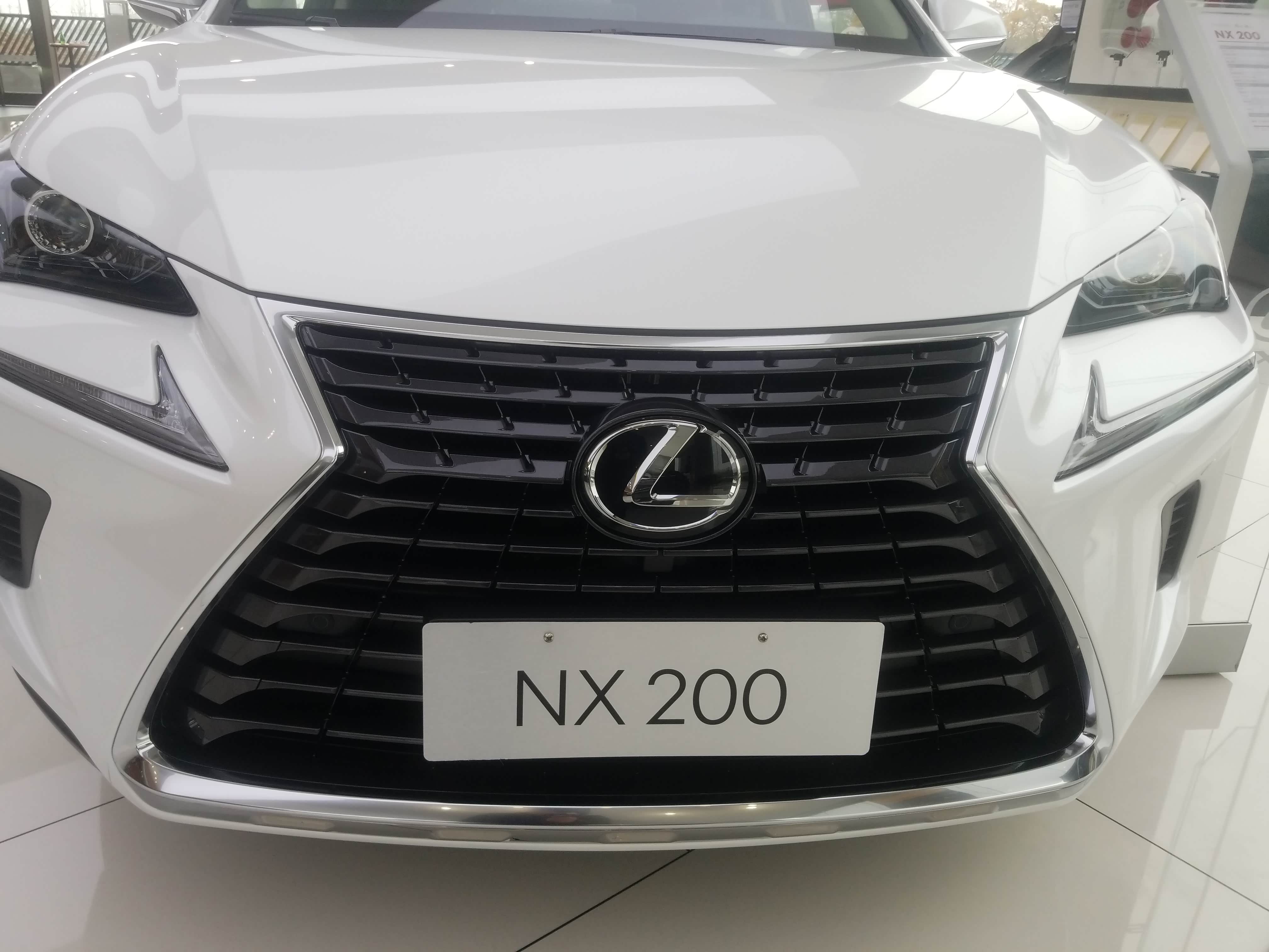 到店实拍雷克萨斯nx 200锋逸版,售价为32.90万元,搭2.0升发动机