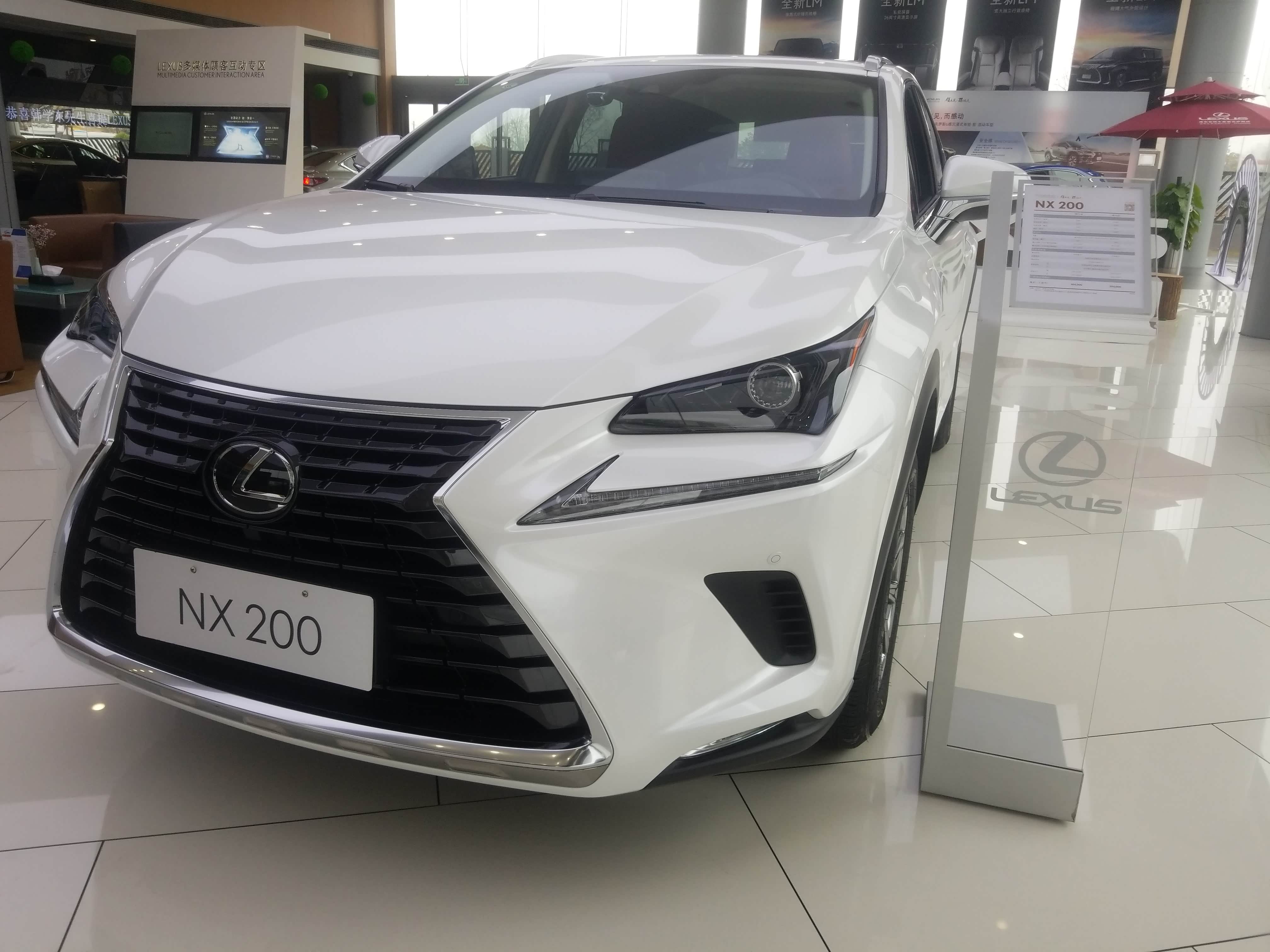 到店实拍雷克萨斯nx 200锋逸版,售价为32.90万元,搭2.0升发动机