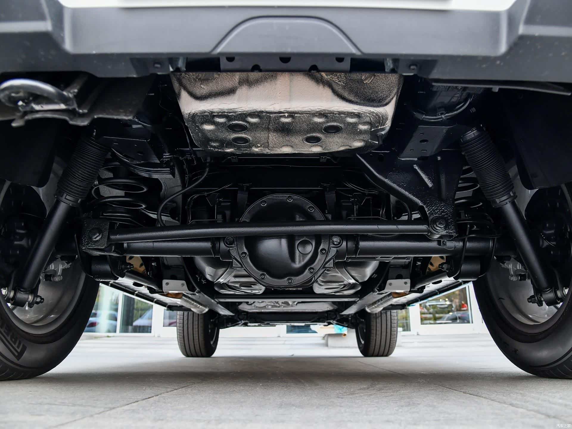 不仅如此,优秀的nvh(噪声,振动与声振粗糙度)和底盘调教,使奔驰g级