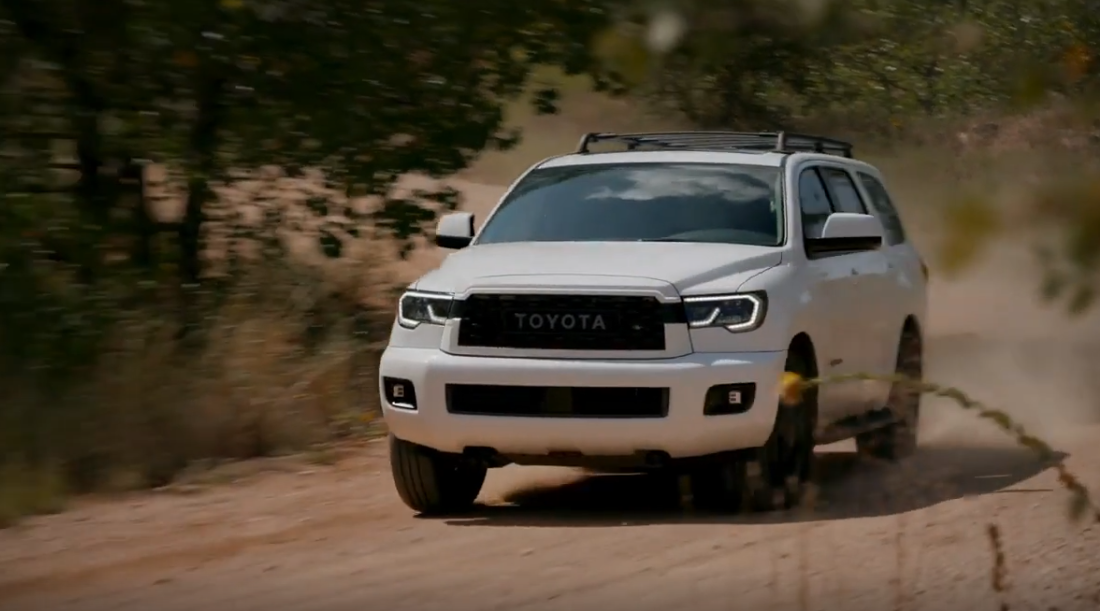 2020款 丰田 sequoia  外国道路实拍展示