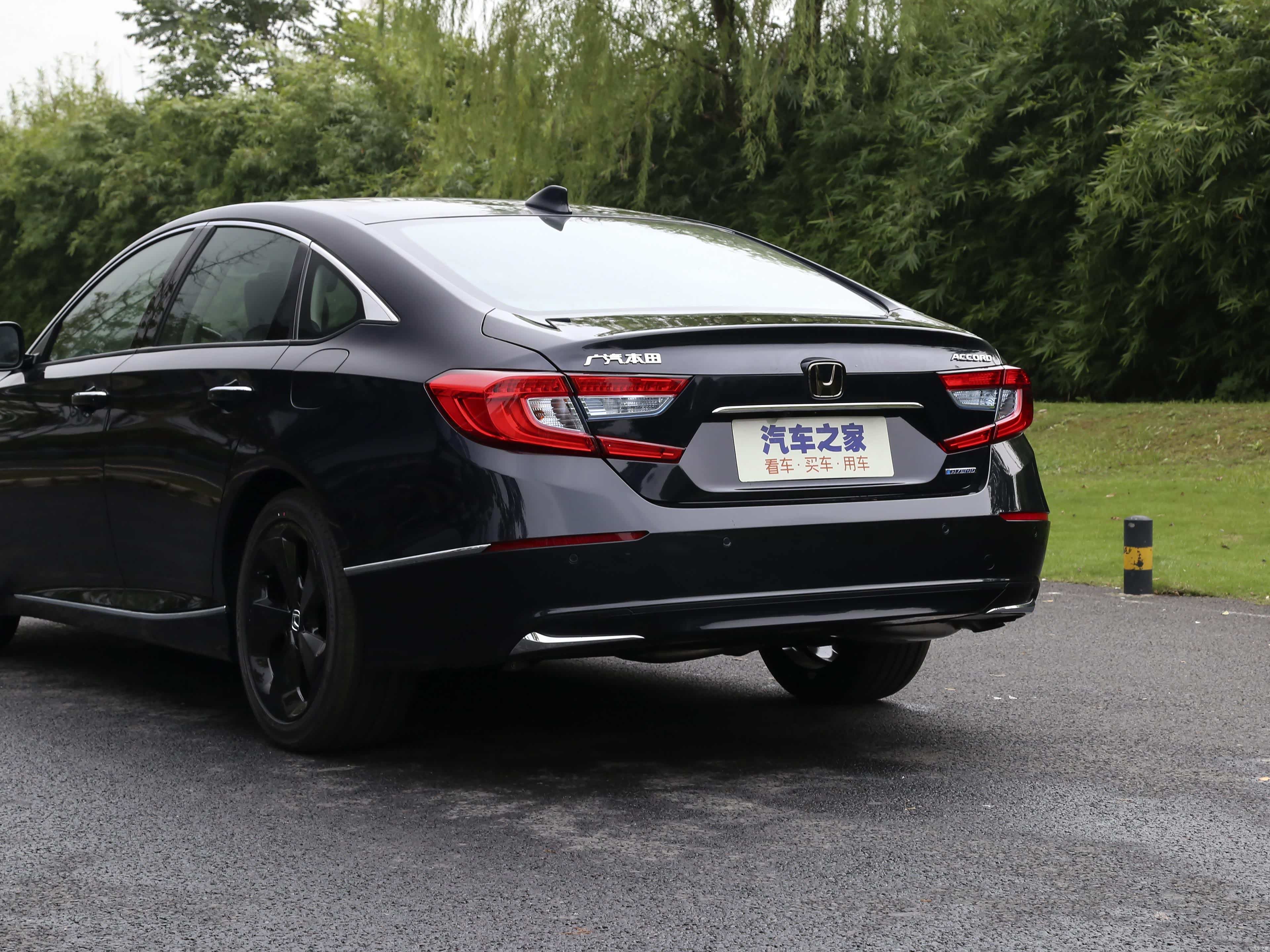 两款星空限量版与普通雅阁最大的区别,就是车身统一为深蓝色,广汽本田