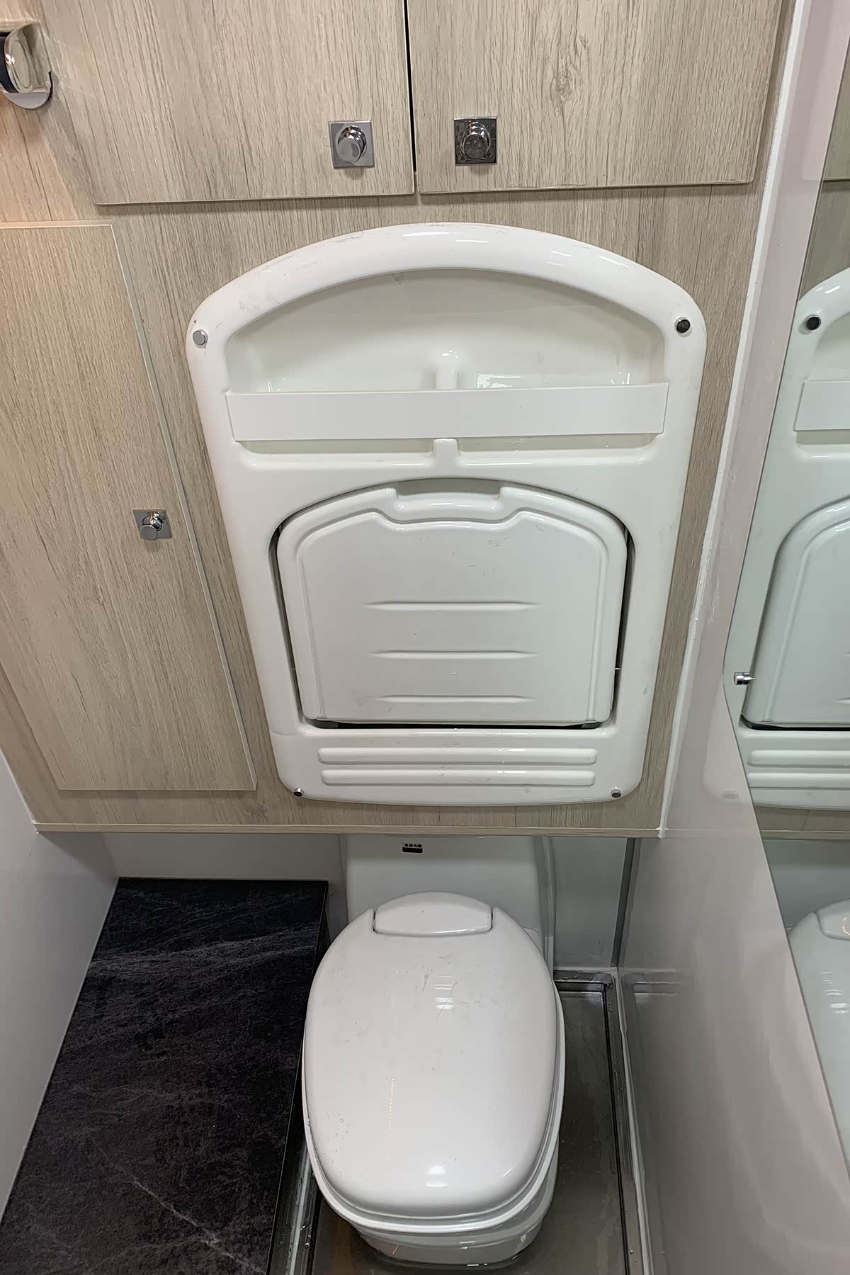 108l沧浪房车专用冰箱等;卫生间内部空间比较紧凑,配备赛特福德c200