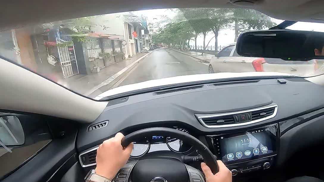 网友试驾日产奇骏,坐进驾驶室开车上路,才知道视野有多宽阔