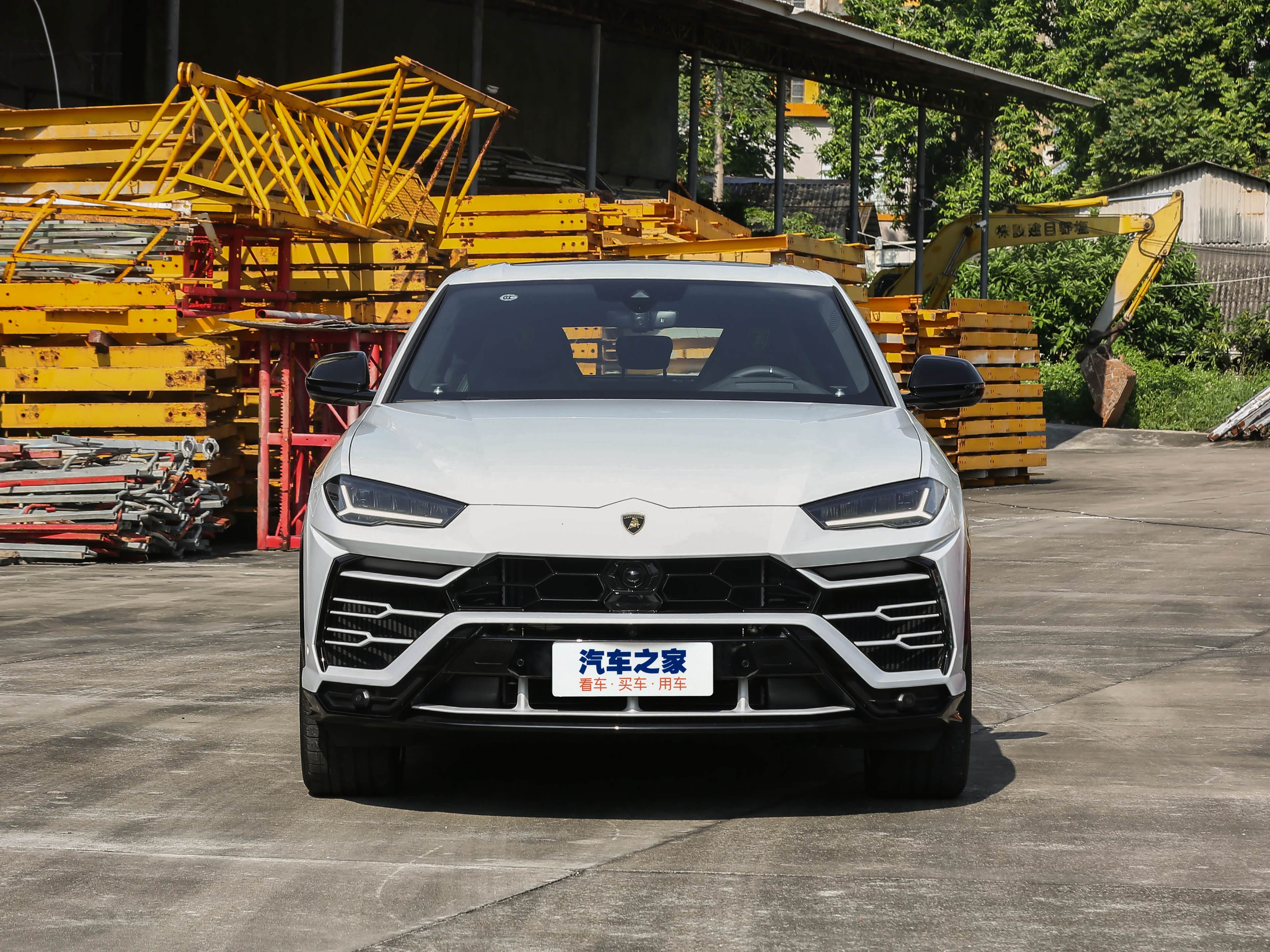 不愧是"黑马"车型,配4.0t v8引擎爆出650ps,3.6秒破百