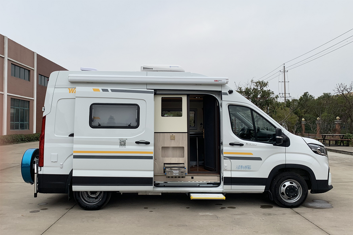 纵置折叠上下床可定制 卫航v90长轴版b型房车下线 起售价35.8万元