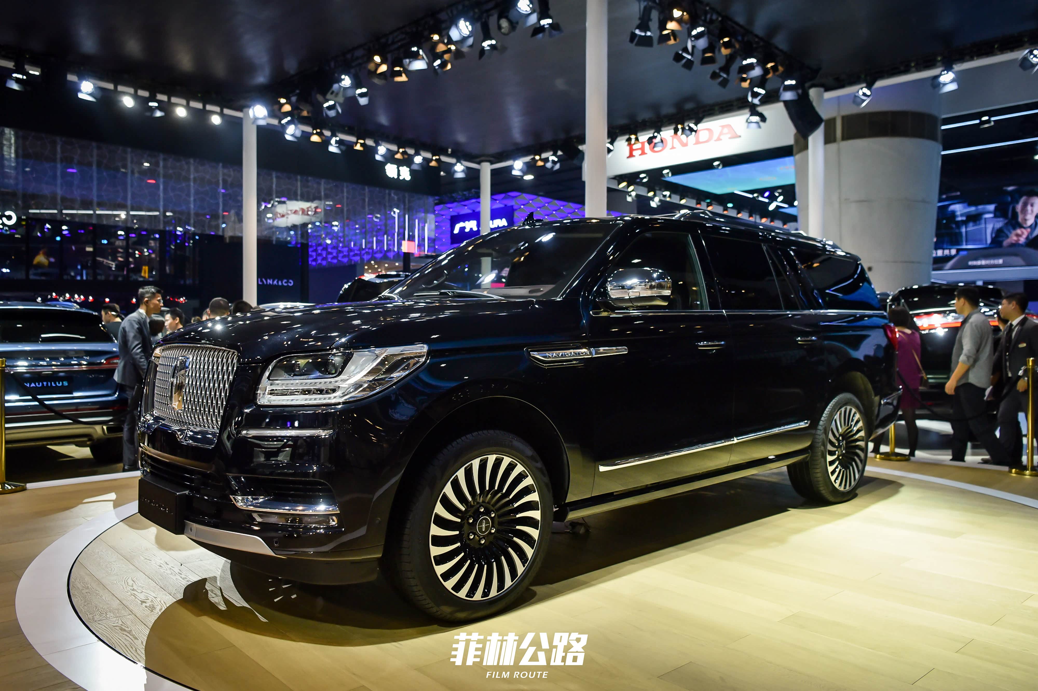 新车实拍#【菲林公路2019广州车展报道 加长版林肯领航员】