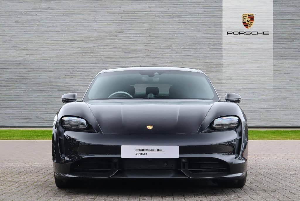 保时捷taycan turbo s 运动的造型 黑色的车漆 网友:太帅了!