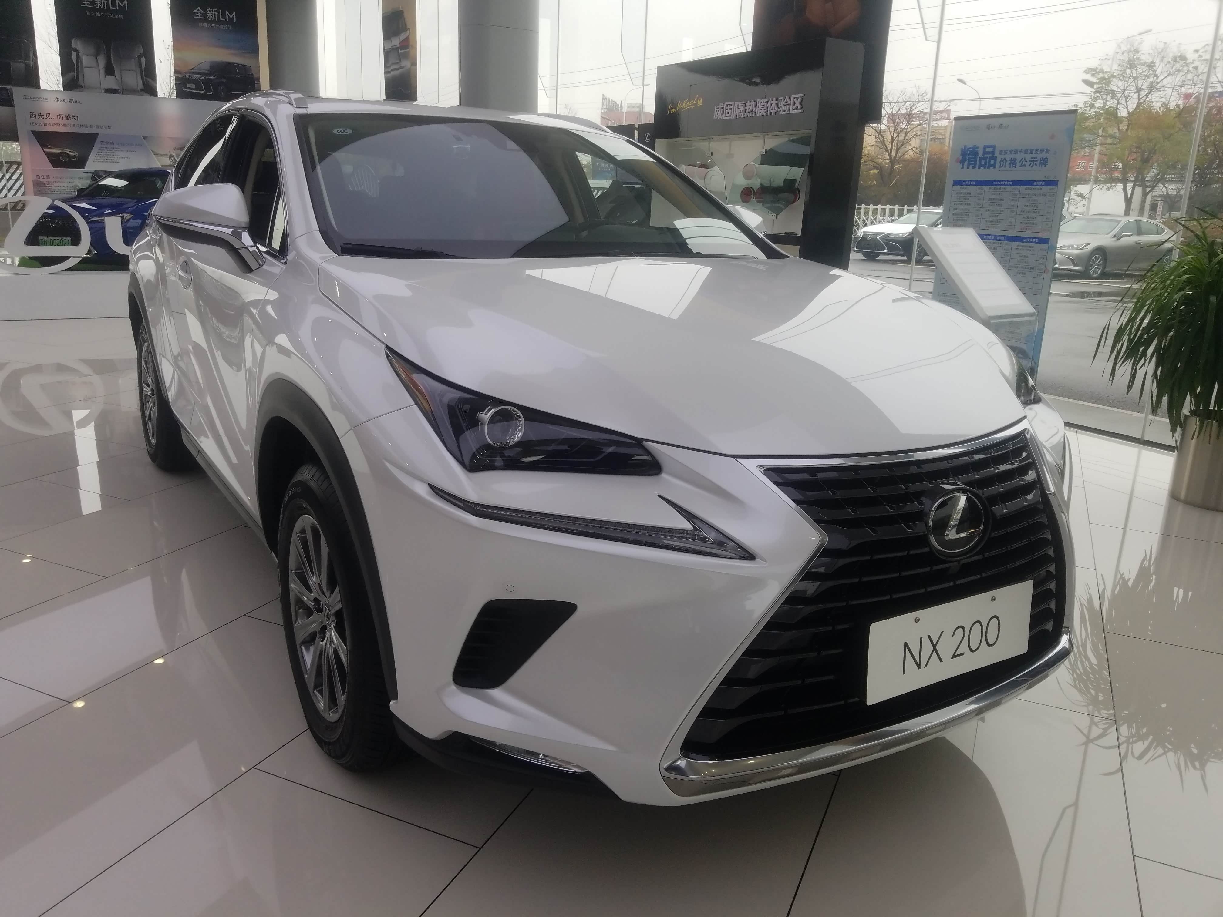 到店实拍雷克萨斯nx 200锋逸版,售价为32.90万元,搭2.0升发动机