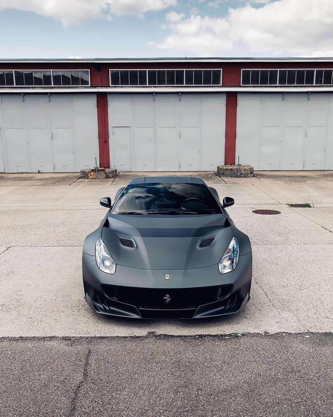 法拉利f12tdf实车 外观的造型很有性能范