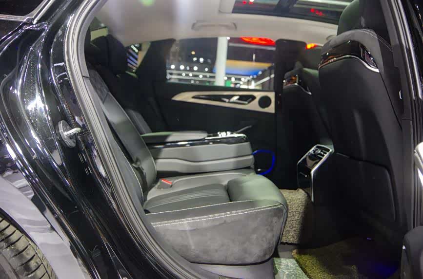 探馆一汽红旗h9用料丰富后排配备独立按摩座椅豪华标杆