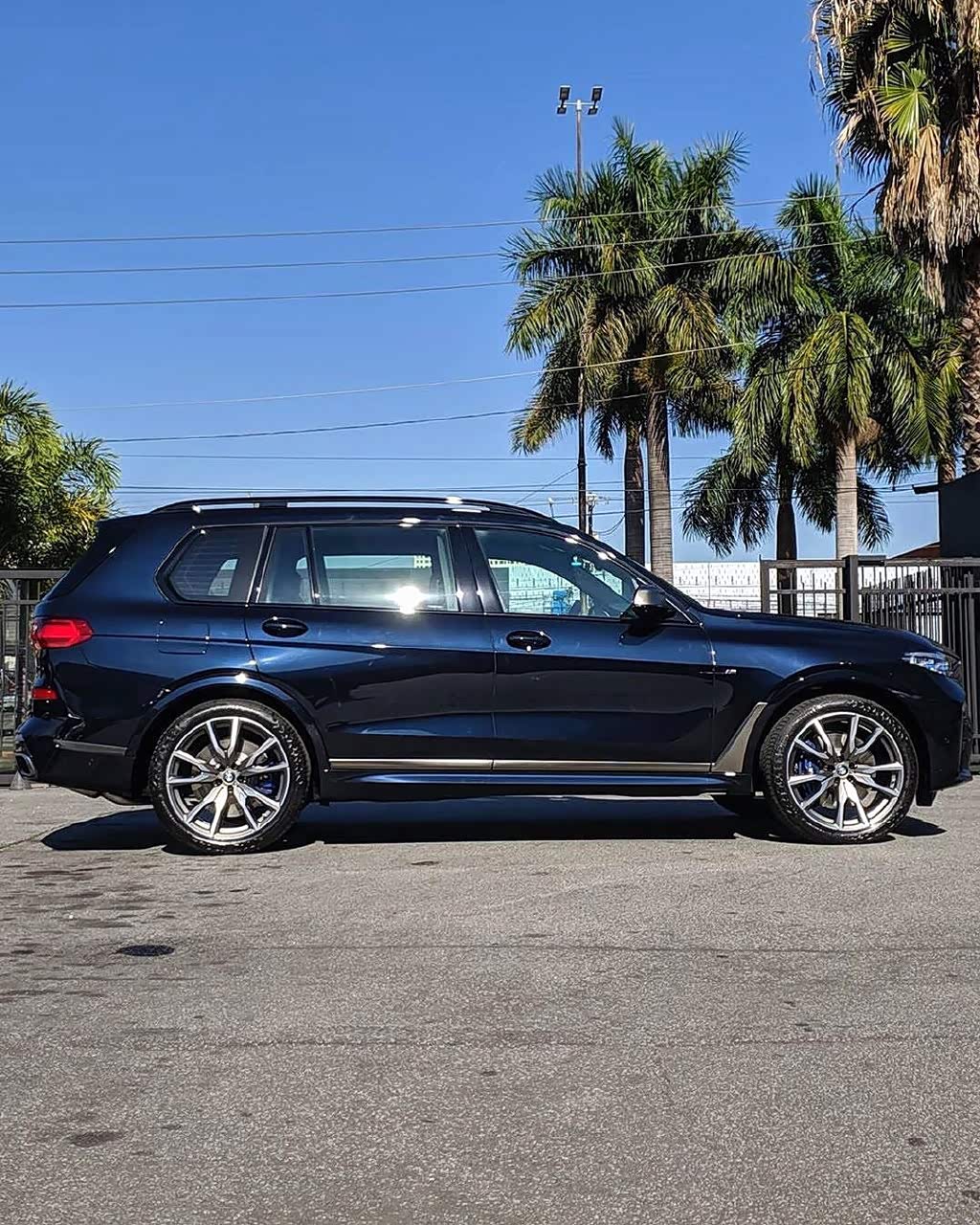 大气的运动造型 宝马x7 m50i实车!