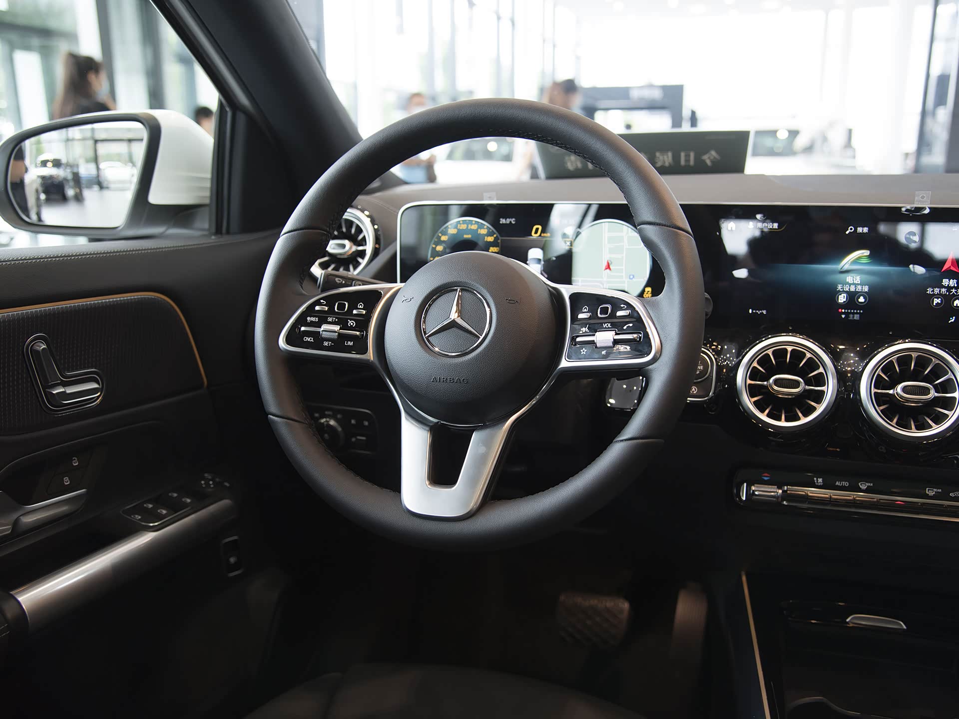 车机依然搭载了奔驰的mbux系统,内置了丰富的车辆,互联功能,支持屏幕