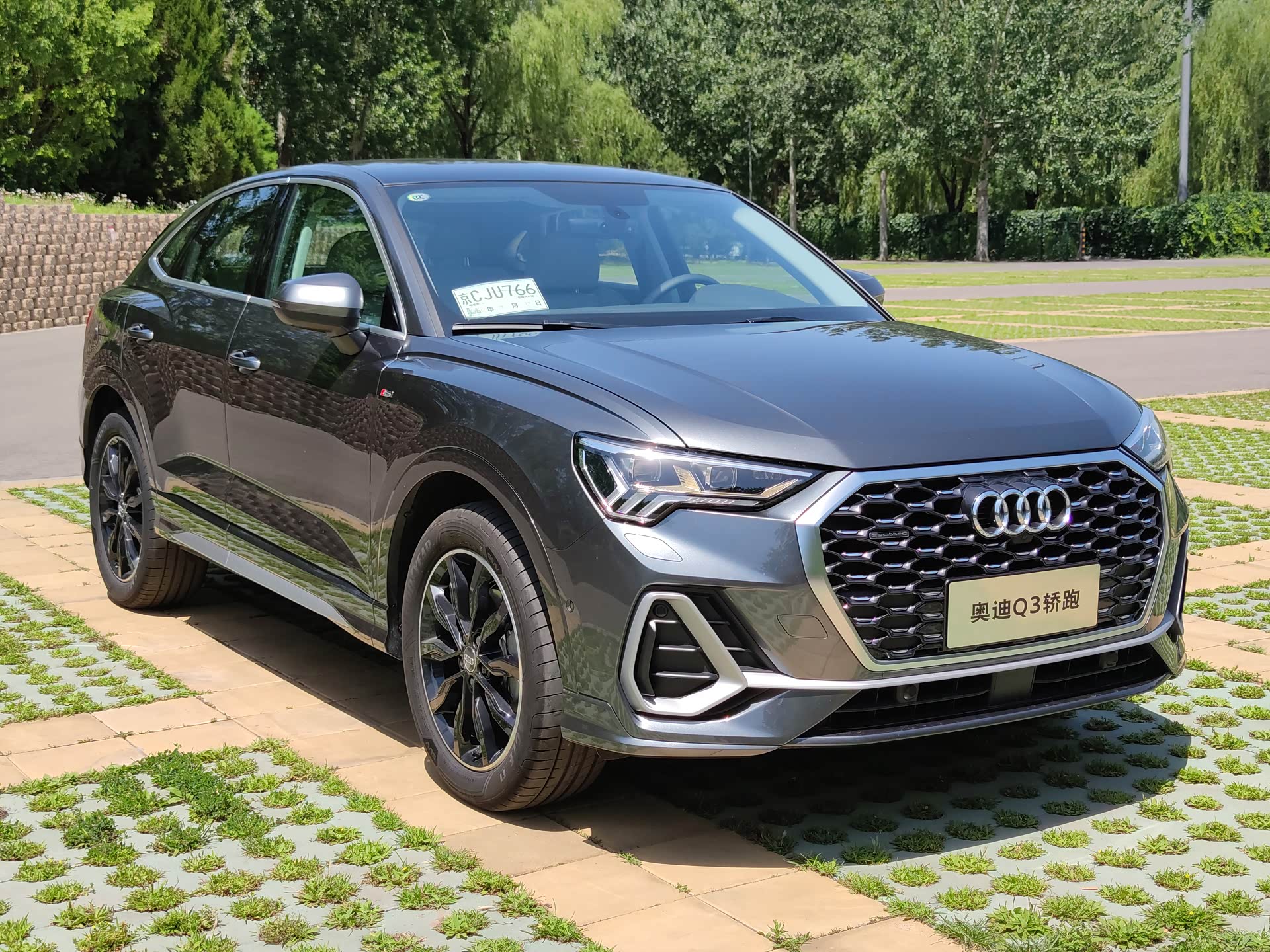 实拍奥迪q3轿跑翘臀侧颜满分空间真的不能接受吗