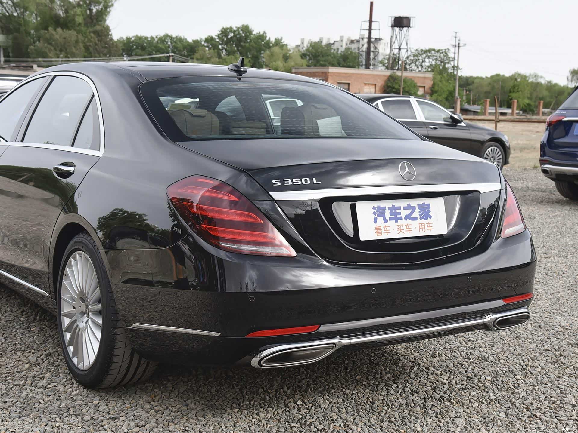 奔驰s级的顶配版配有车联网,导航路况信息显示,220v/230v电源,保证了