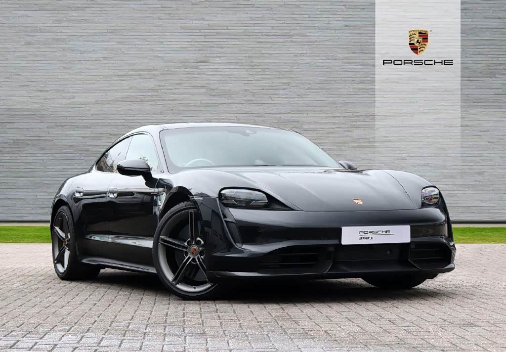 保时捷taycan turbo s 运动的造型 黑色的车漆 网友:太帅了!