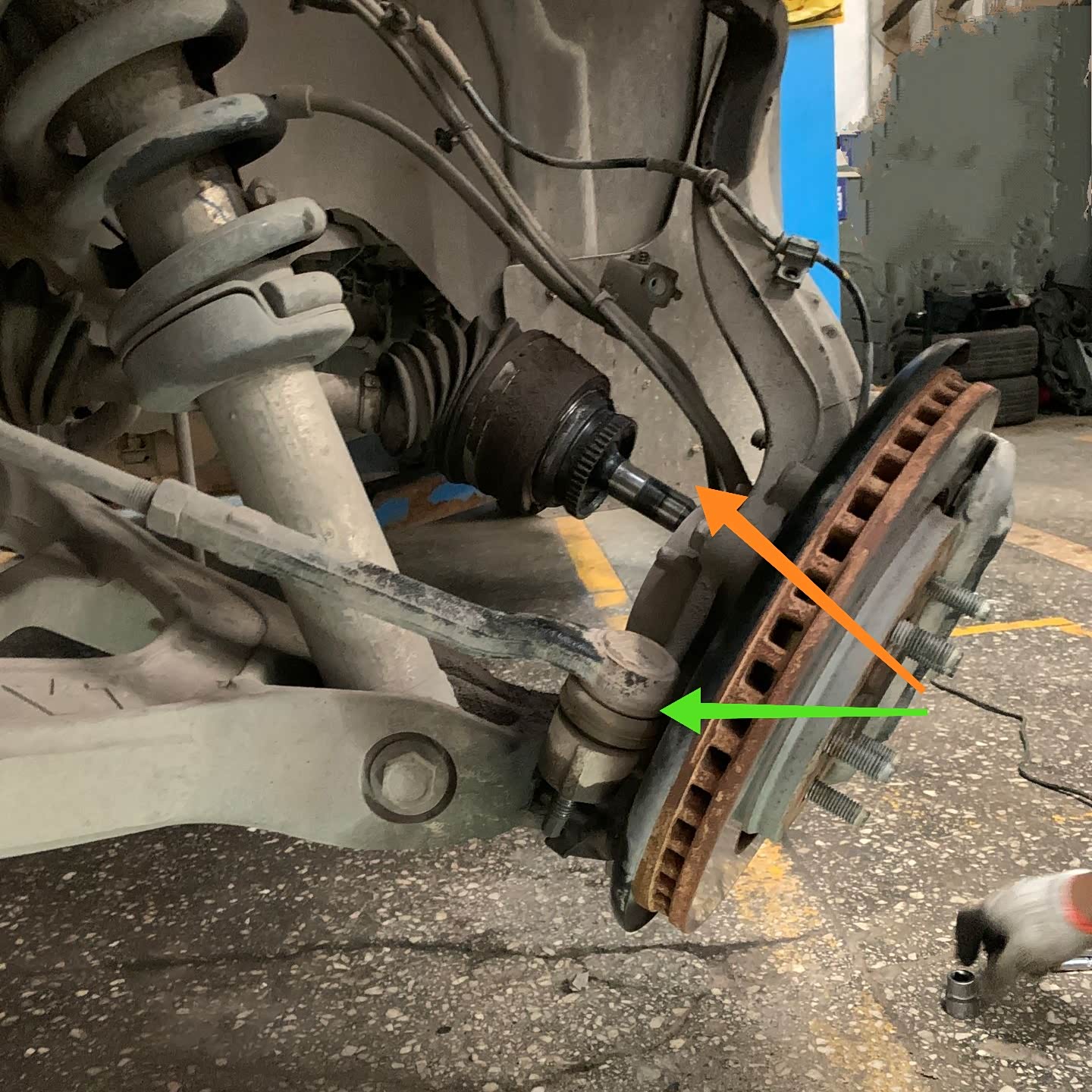 10多万公里的福特猛禽检修,底盘在转向时会出现咔咔的声音!