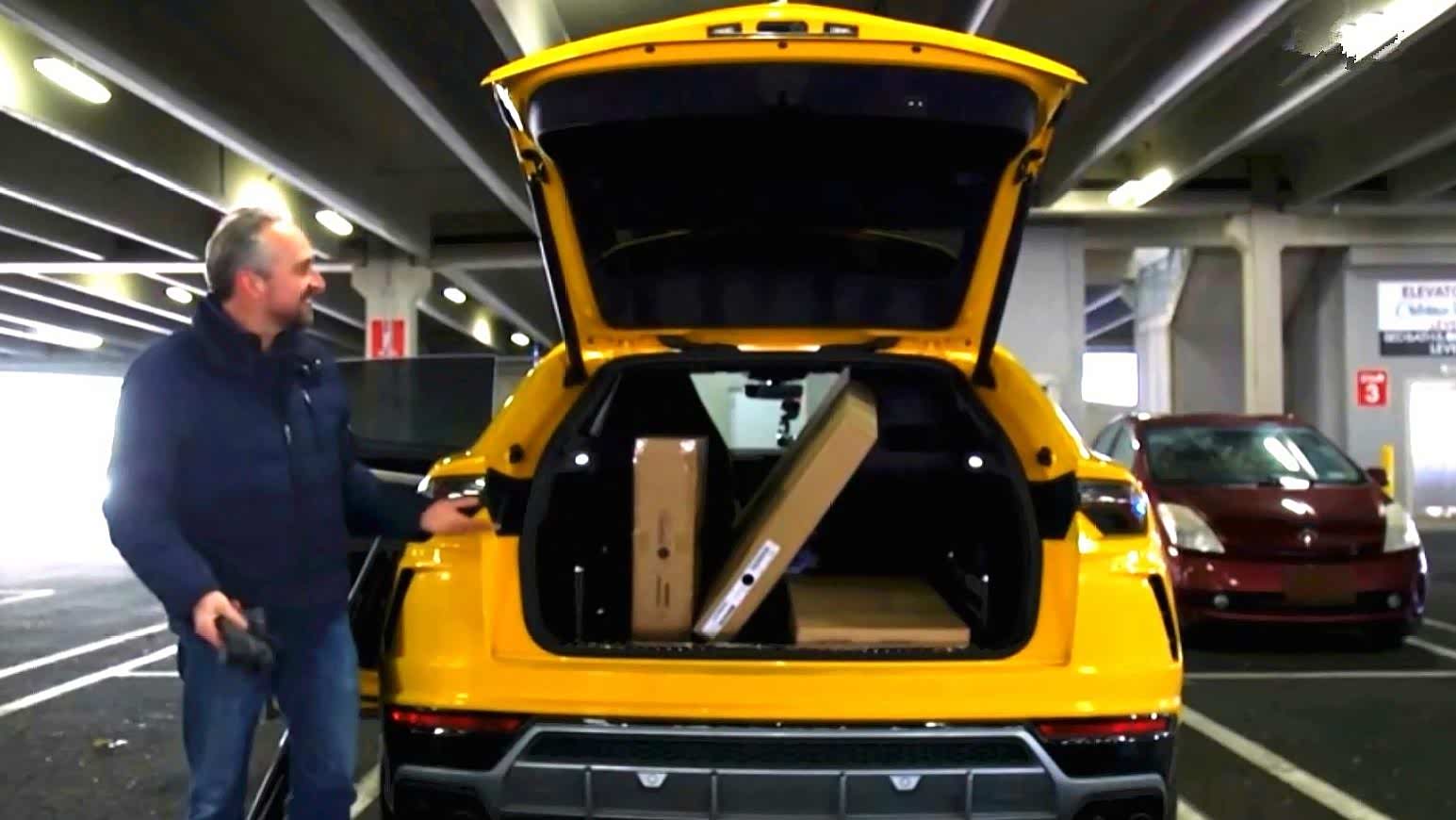 兰博基尼urus适合做家用suv吗?去完超市,打开后备箱时尴尬了!