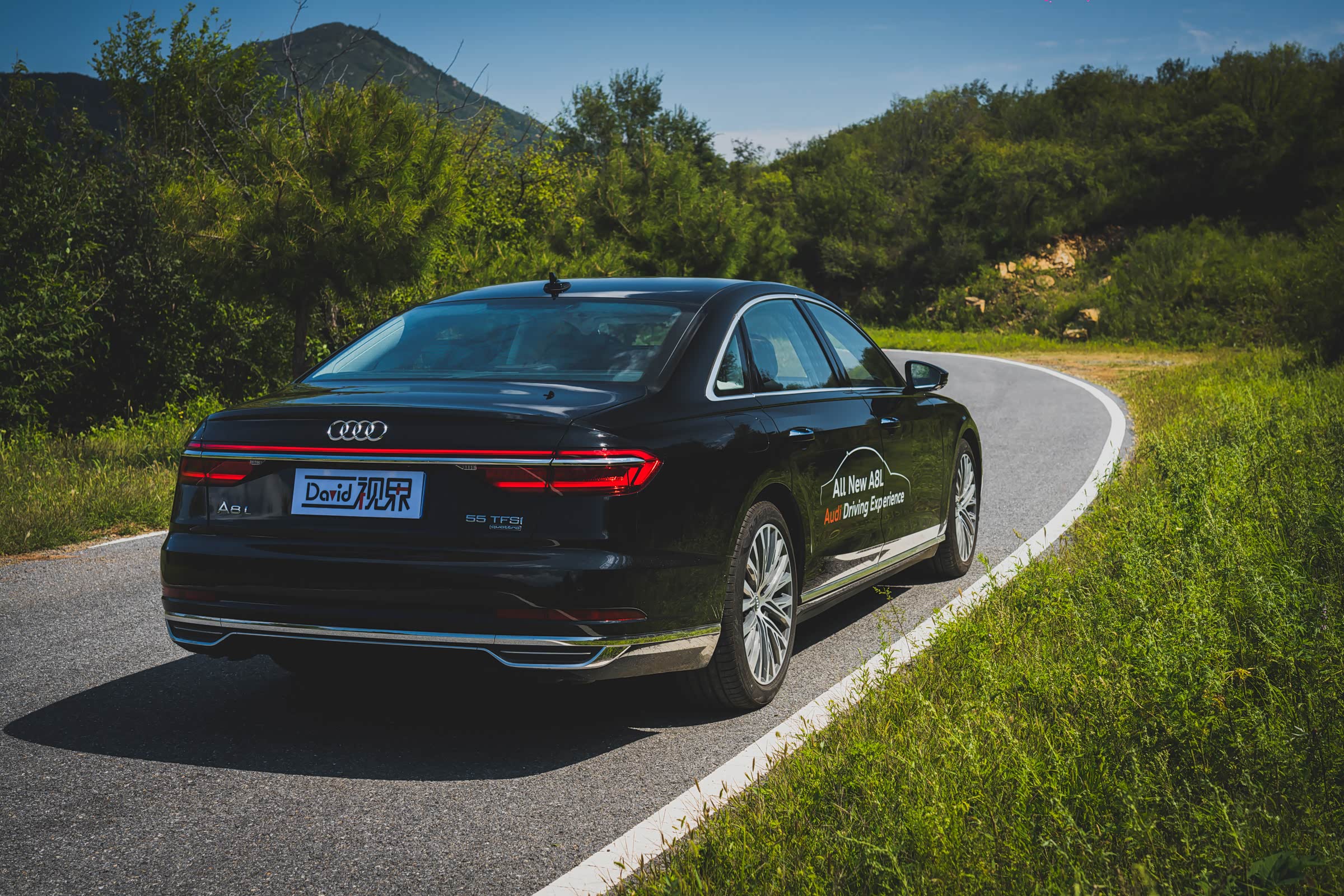 说到奥迪a8l,可能绝大多数人都会想到豪华与科技,但事实上它的运动