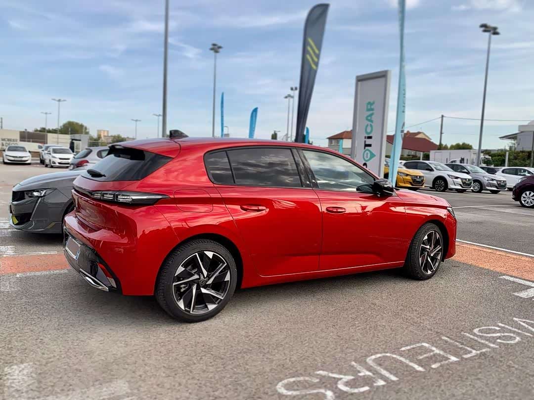 全新的换代 颜值相当漂亮 全新标致308海外实车