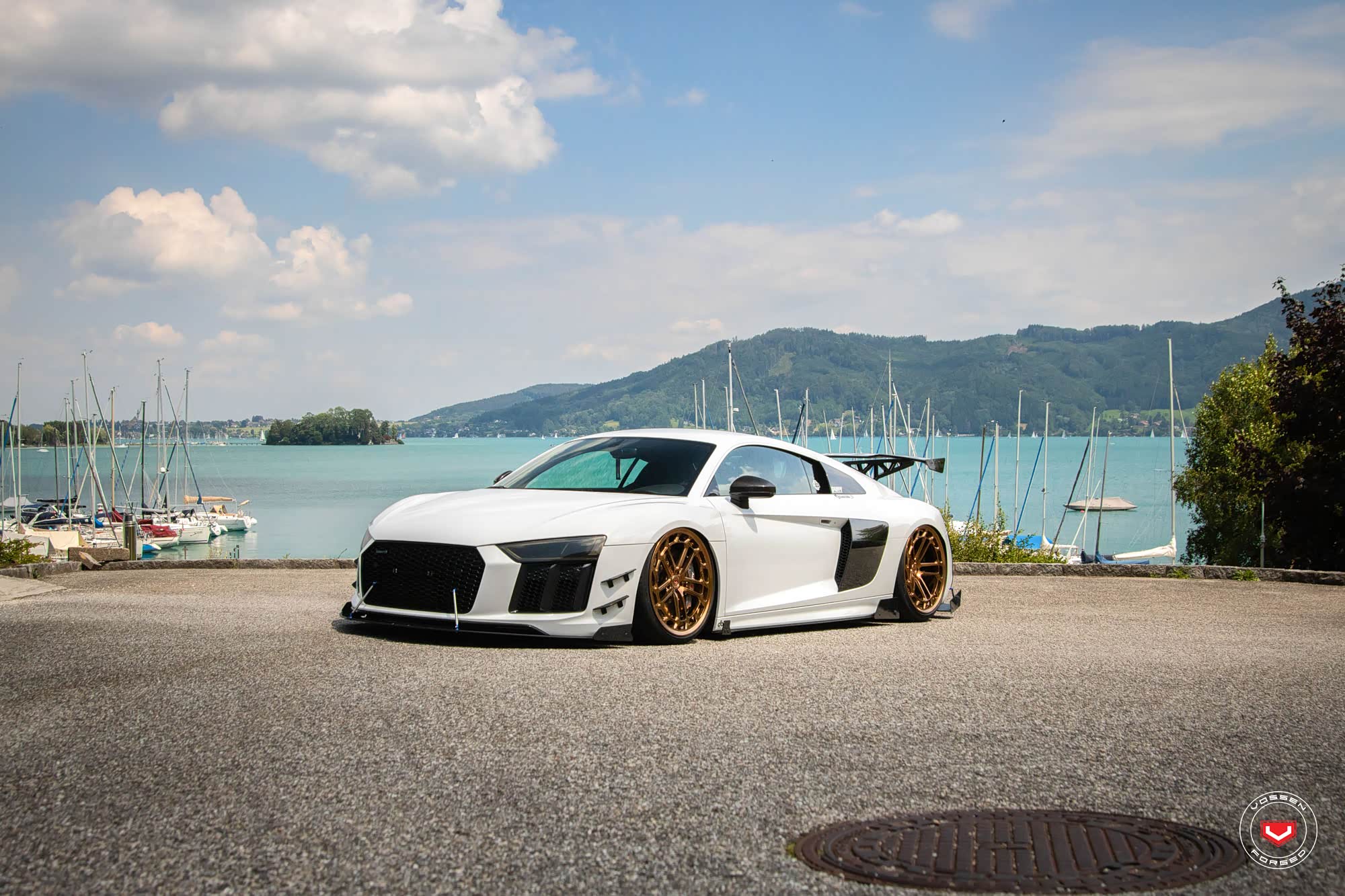 奥迪r8改装vossen lc2-c1金色轮毂和赛车车身套件