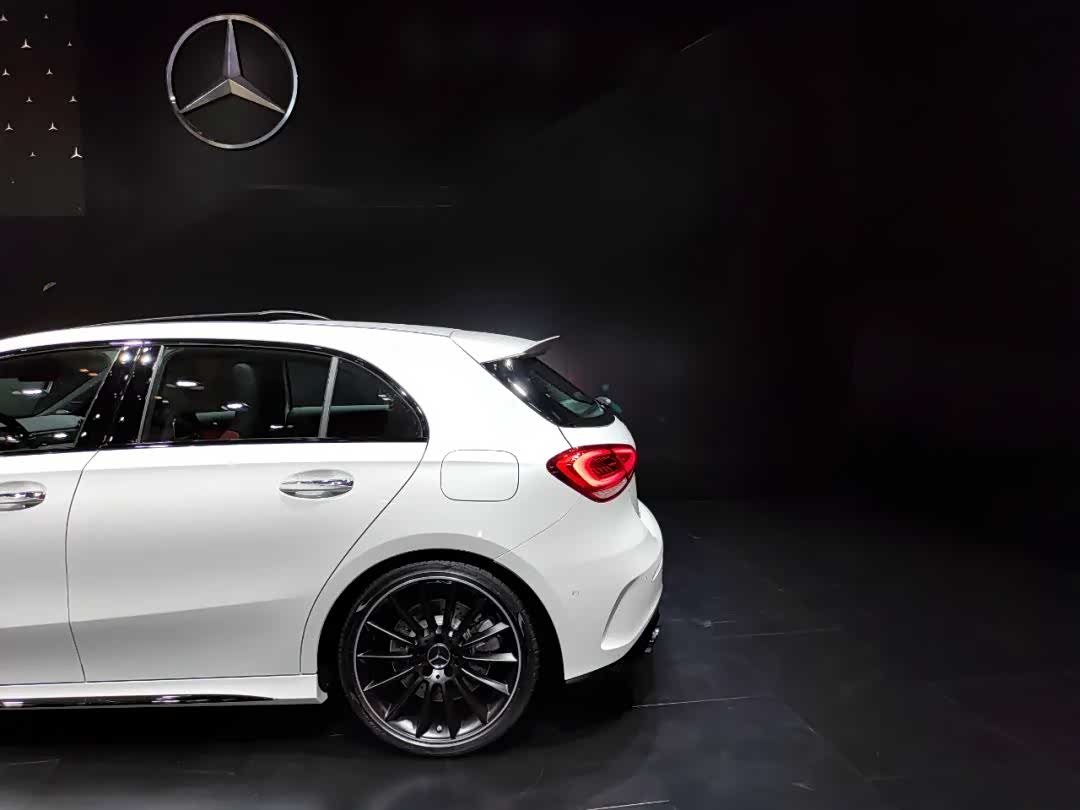 3998万起实拍奔驰a35amg两厢版德系bba一枝独秀
