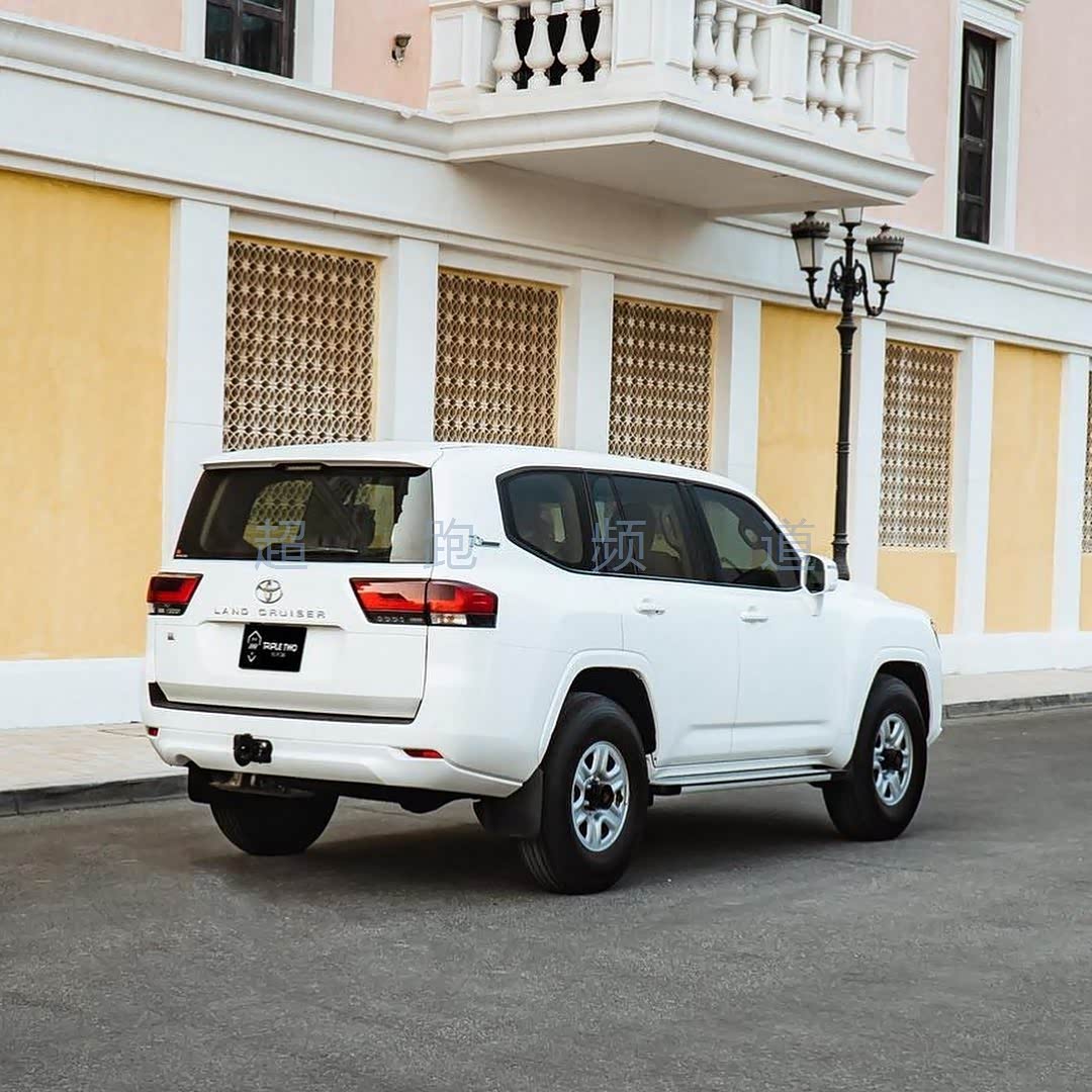 全新丰田兰德酷路泽海外街拍 配置不高 气势十足