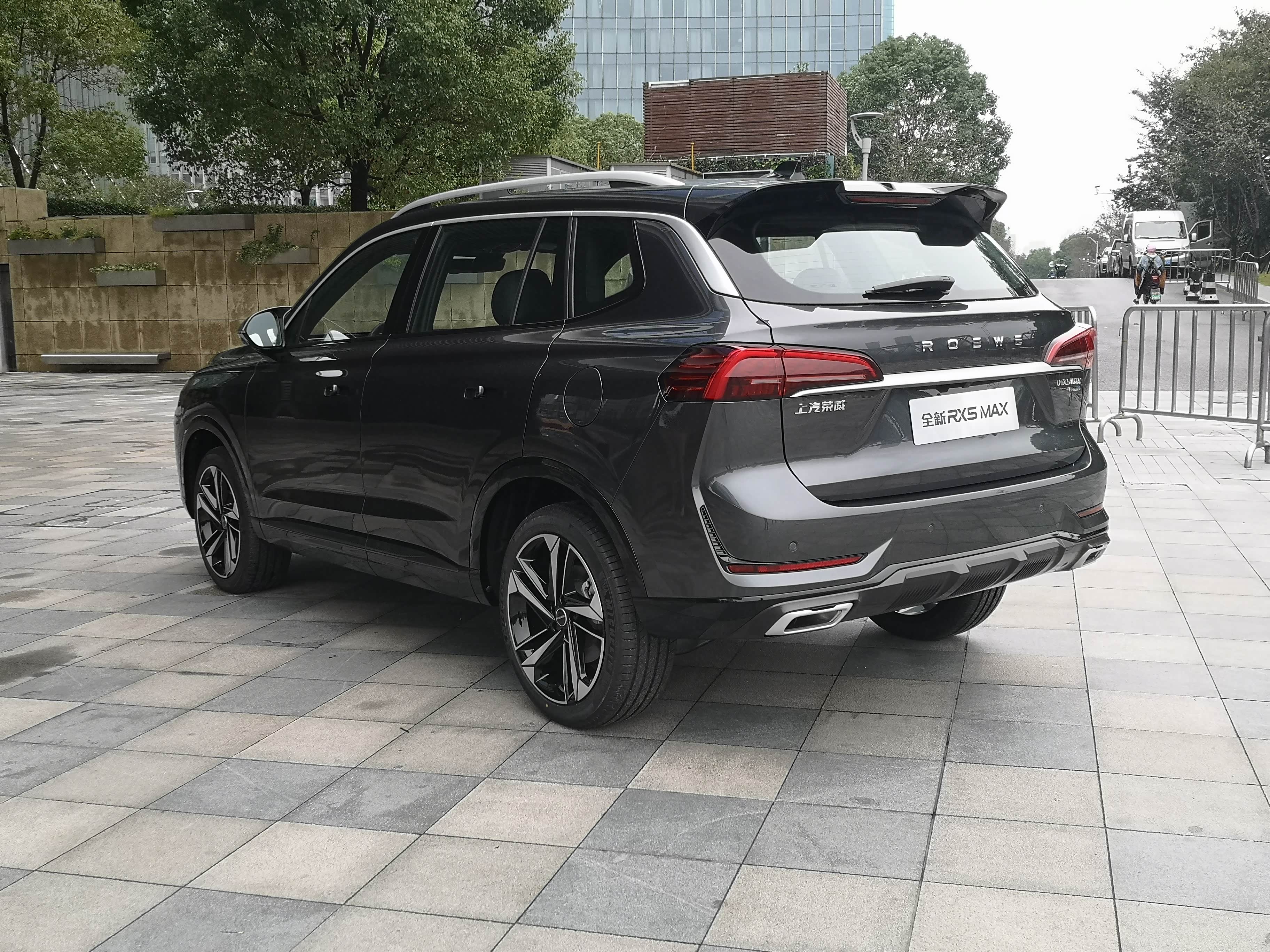 这气质真不是"盖"的,新款荣威rx5 max首发亮相,外形更犀利