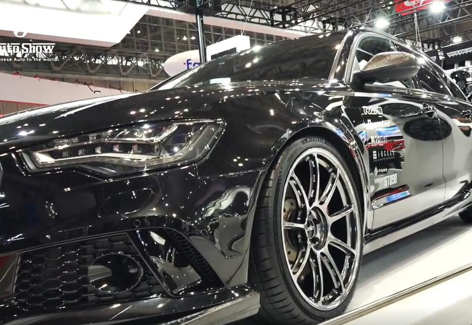 炫酷的audi rs6在灯光下闪闪发光