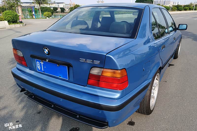 你愿意为情怀埋单吗?95年宝马e36四门