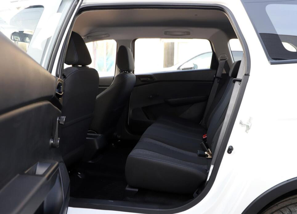 宝骏310w是5座车型,前后排的空间表现都不错