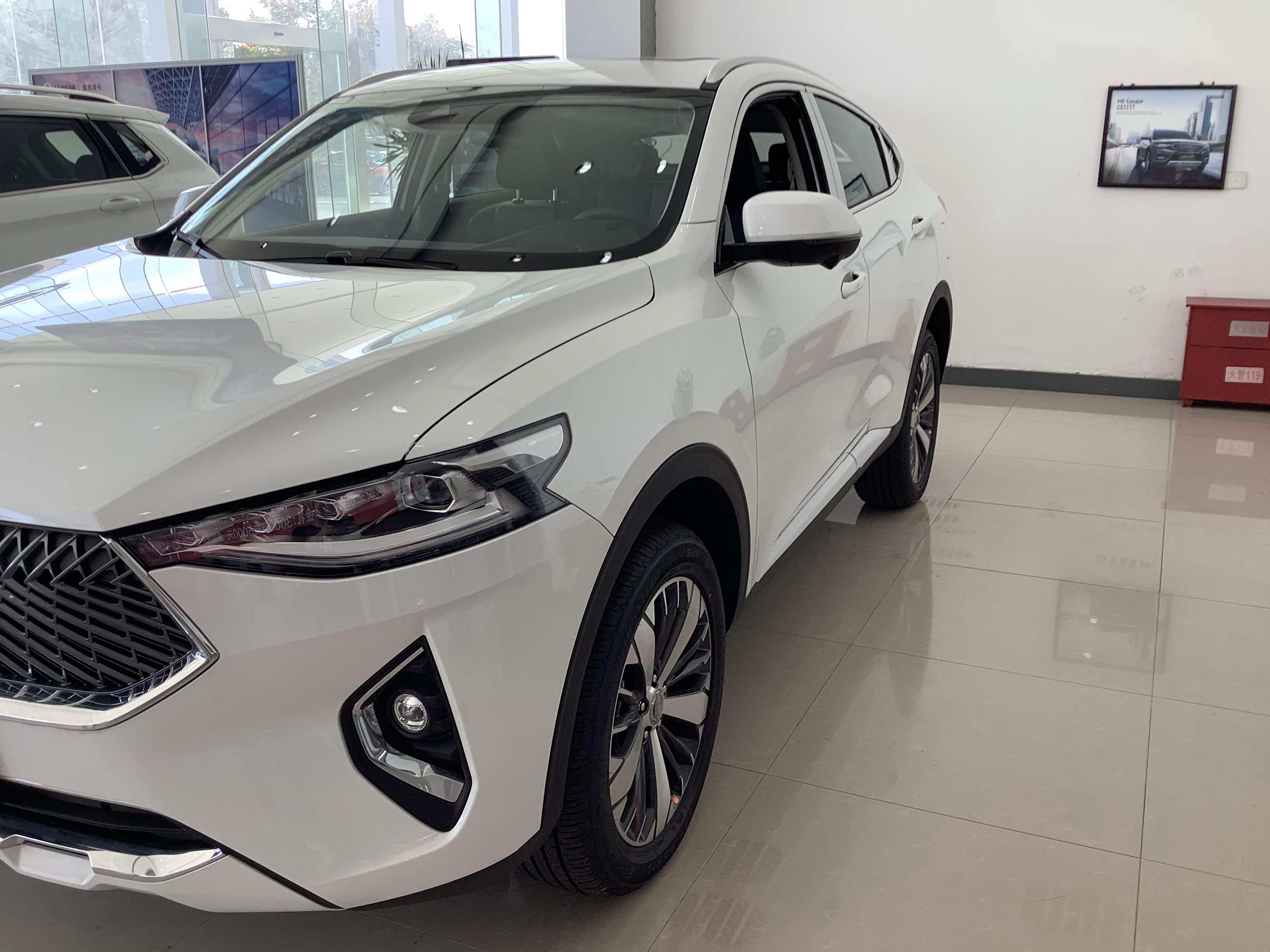 2021款哈弗f7x进店!白色涂装很时尚,配适时四驱 自动泊车入位