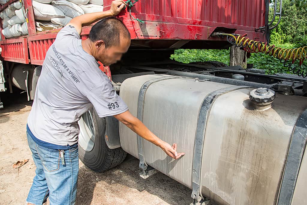 "油耗子"为何只偷大货车的柴油,而不偷小轿车的汽油?