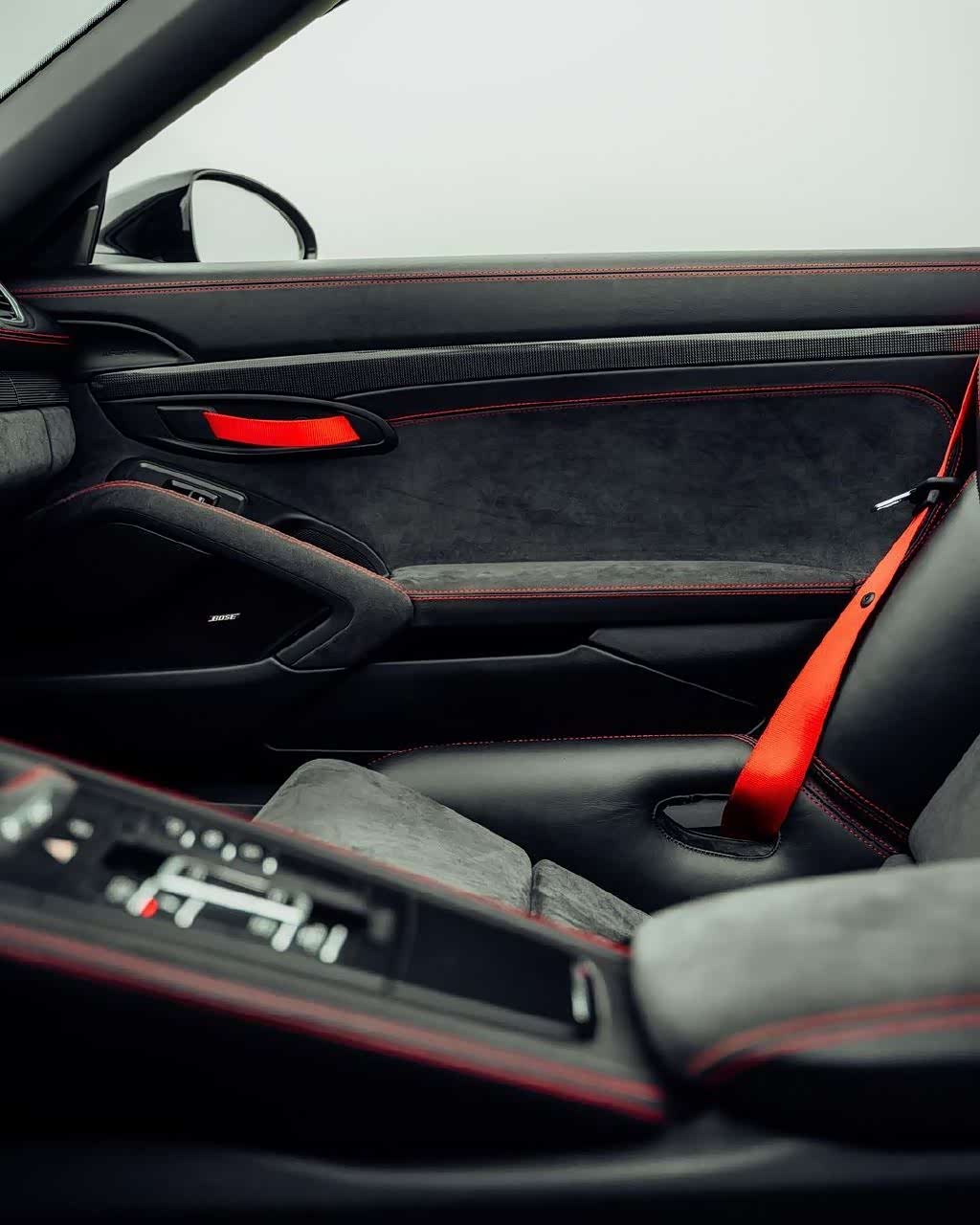 精致运动的设计 黑色涂装气场很足 保时捷718 spyder实车