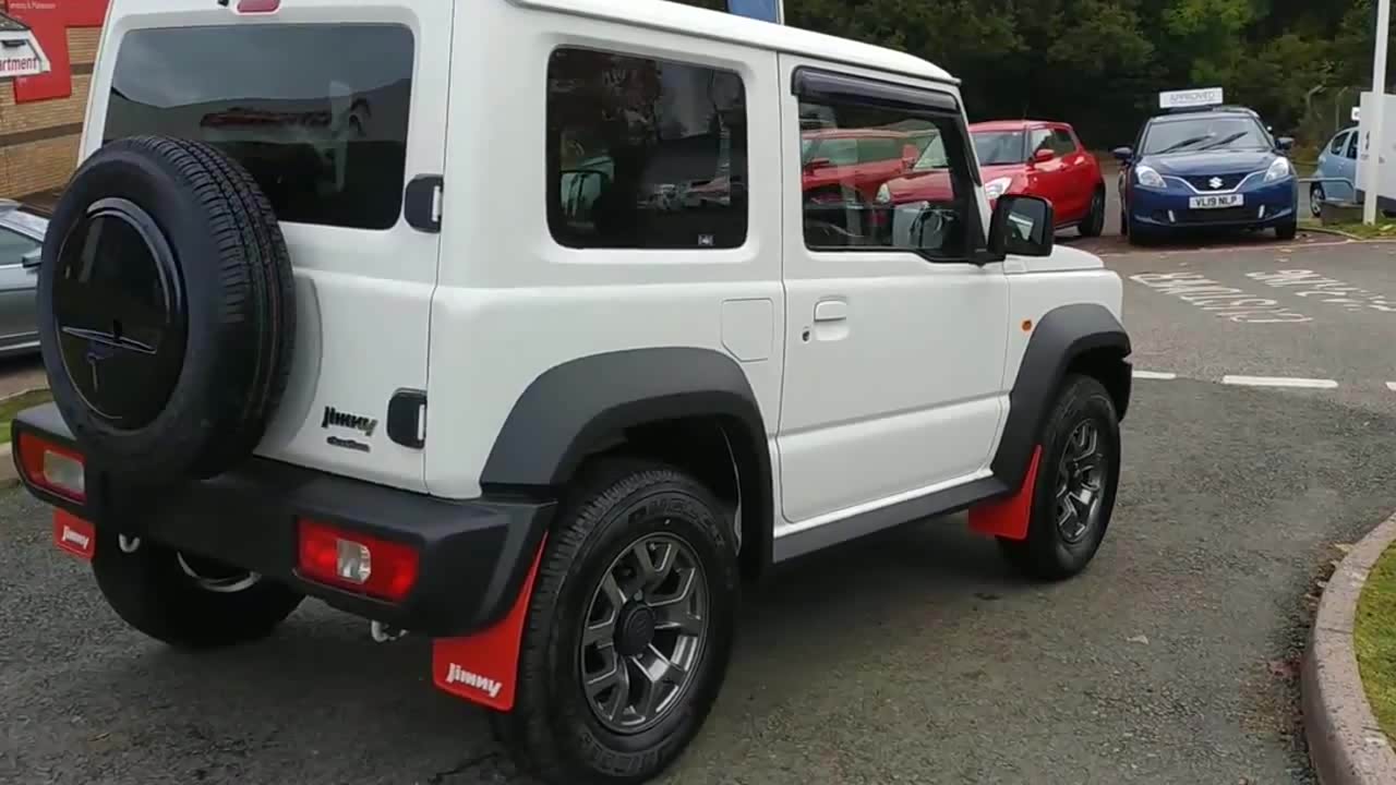 实拍欣赏白色铃木吉姆尼,真是纯正硬派越野车啊