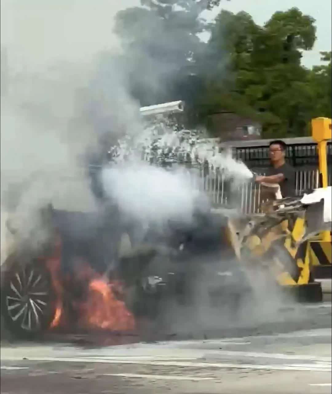 大众ID.4碰撞后瞬间起火，4人不幸遇难！不要买杂牌电动车_车家号_发现车生活_汽车之家