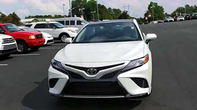 出类拔萃的外观运动感十足,白色丰田凯美瑞