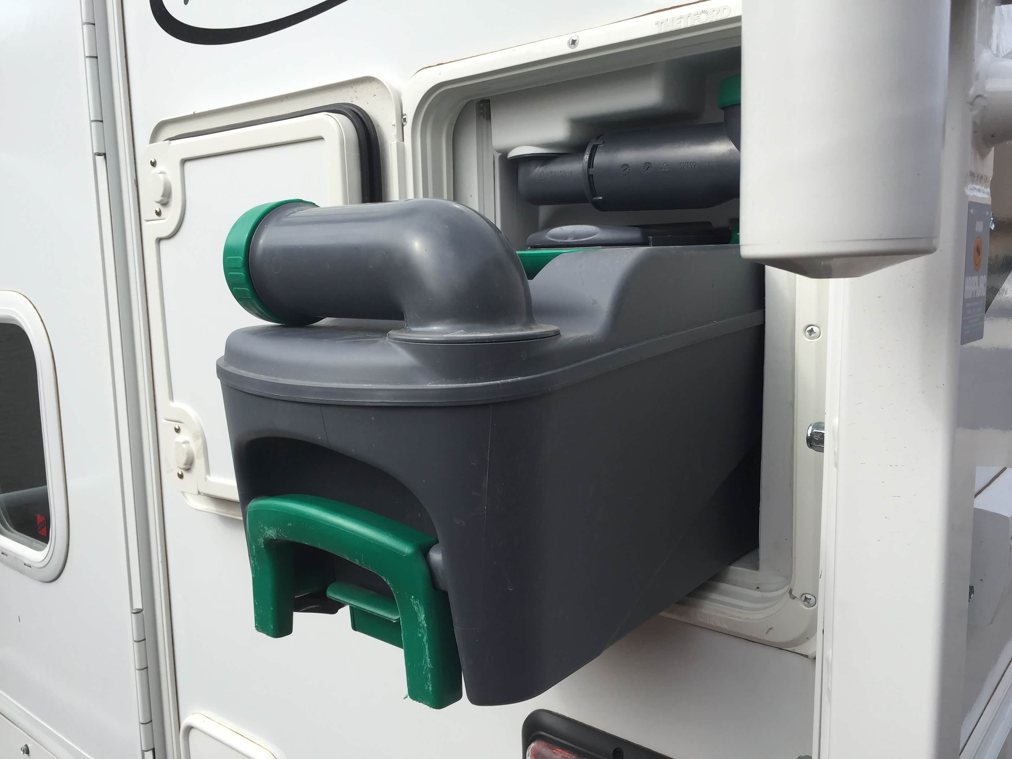 房车上如厕如何选马桶？便携式还有固定式，或者用个简易袋子_车家号_发现车生活_汽车之家